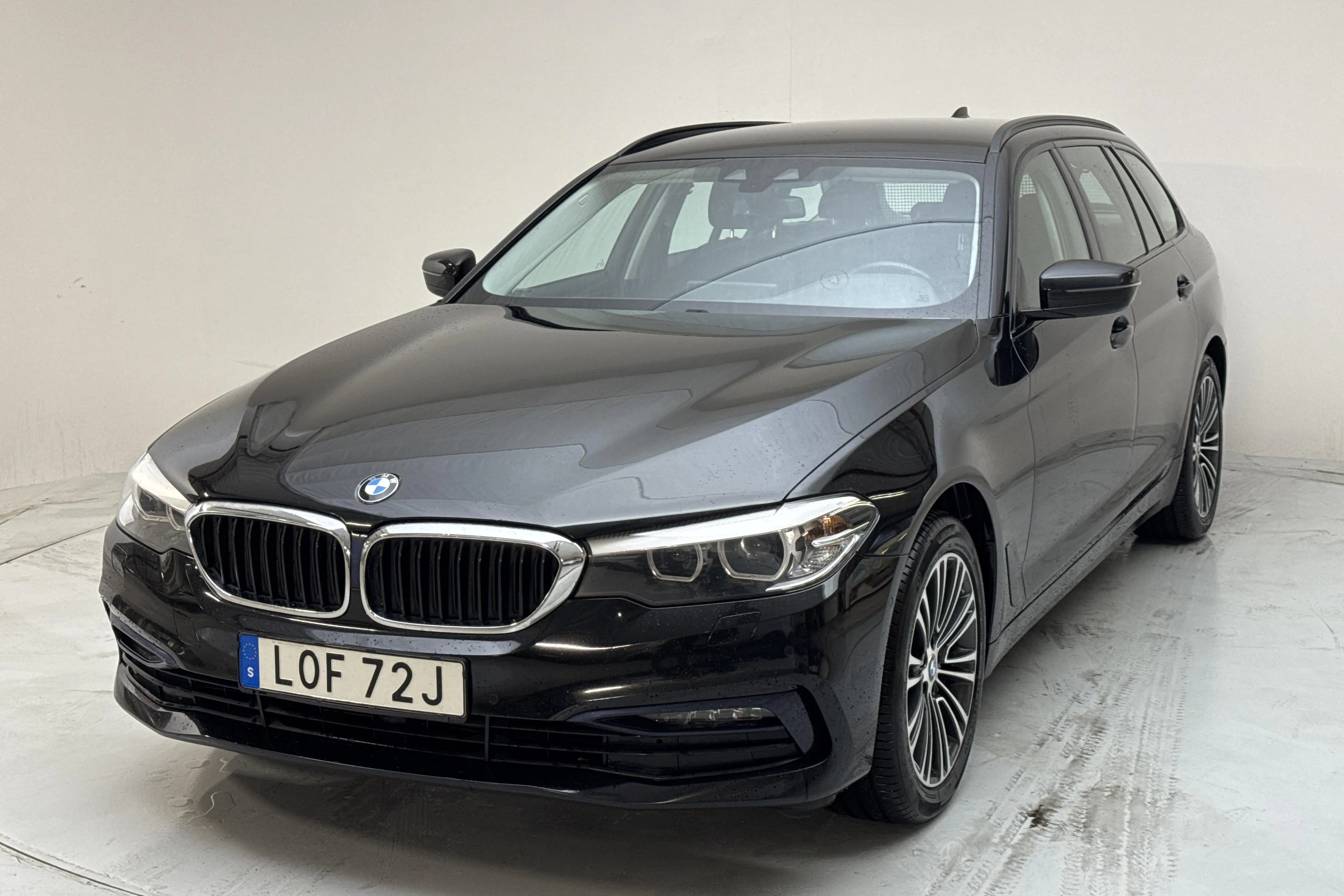 Presentationsfoto 1 av 13: BMW 520d xDrive Touring MHEV, G31 (190hk) - 19 069 mil - Automat - svart - 2020