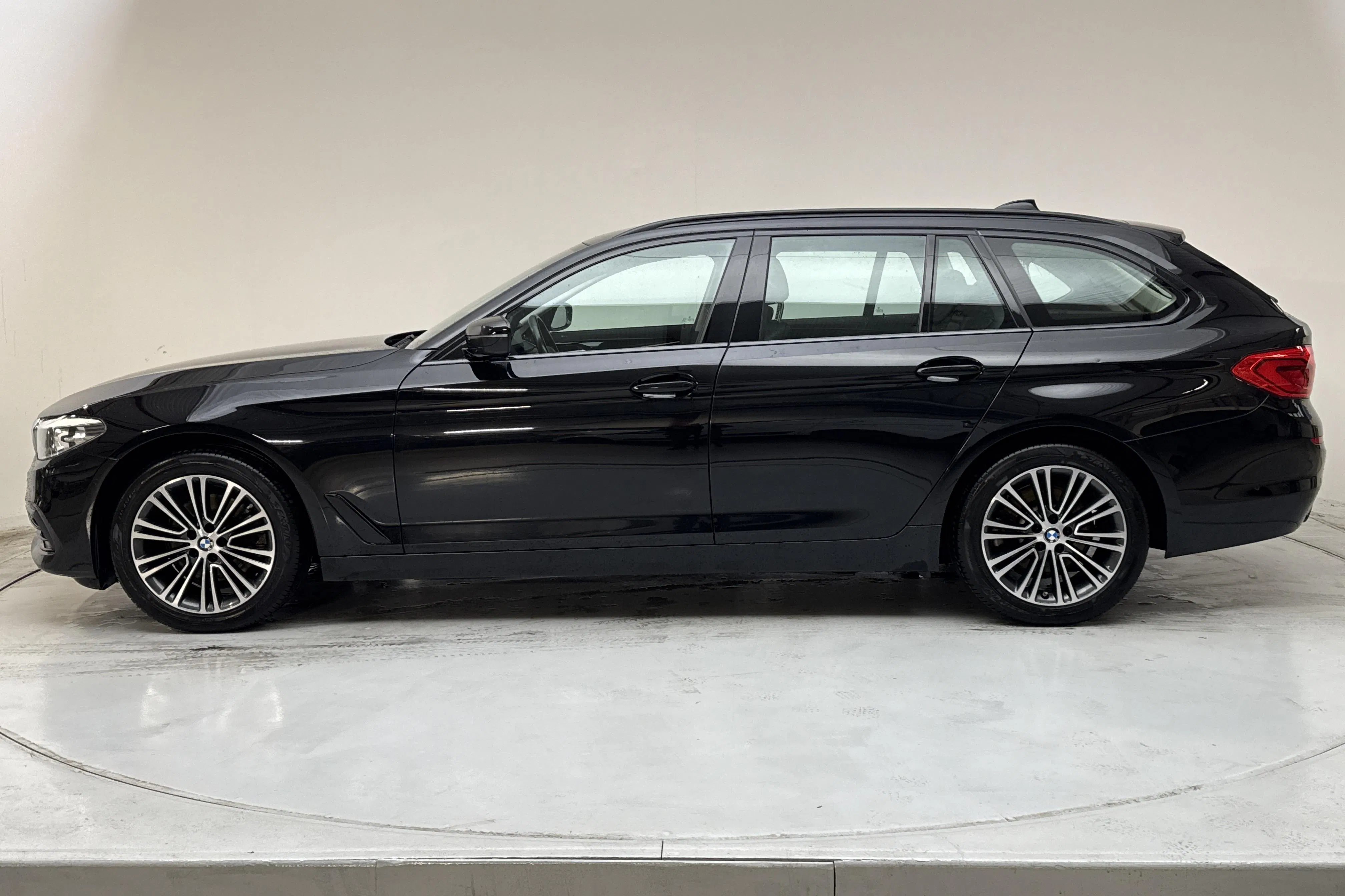 Presentationsfoto 2 av 13: BMW 520d xDrive Touring MHEV, G31 (190hk) - 19 069 mil - Automat - svart - 2020