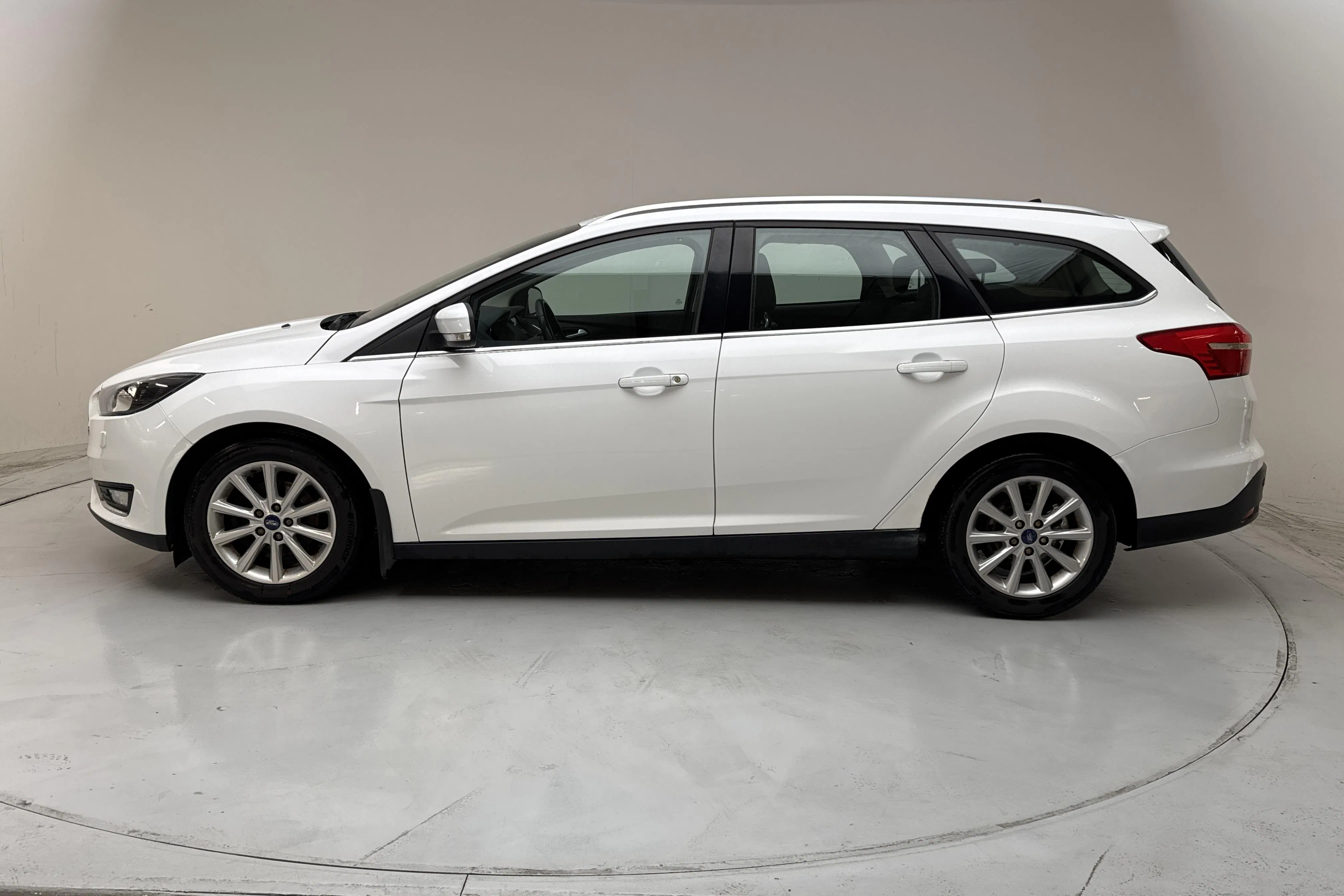 Presentationsfoto 2 av 12: Ford Focus 1.0 EcoBoost Kombi (100hk) - 13 114 mil - Manuell - vit - 2016