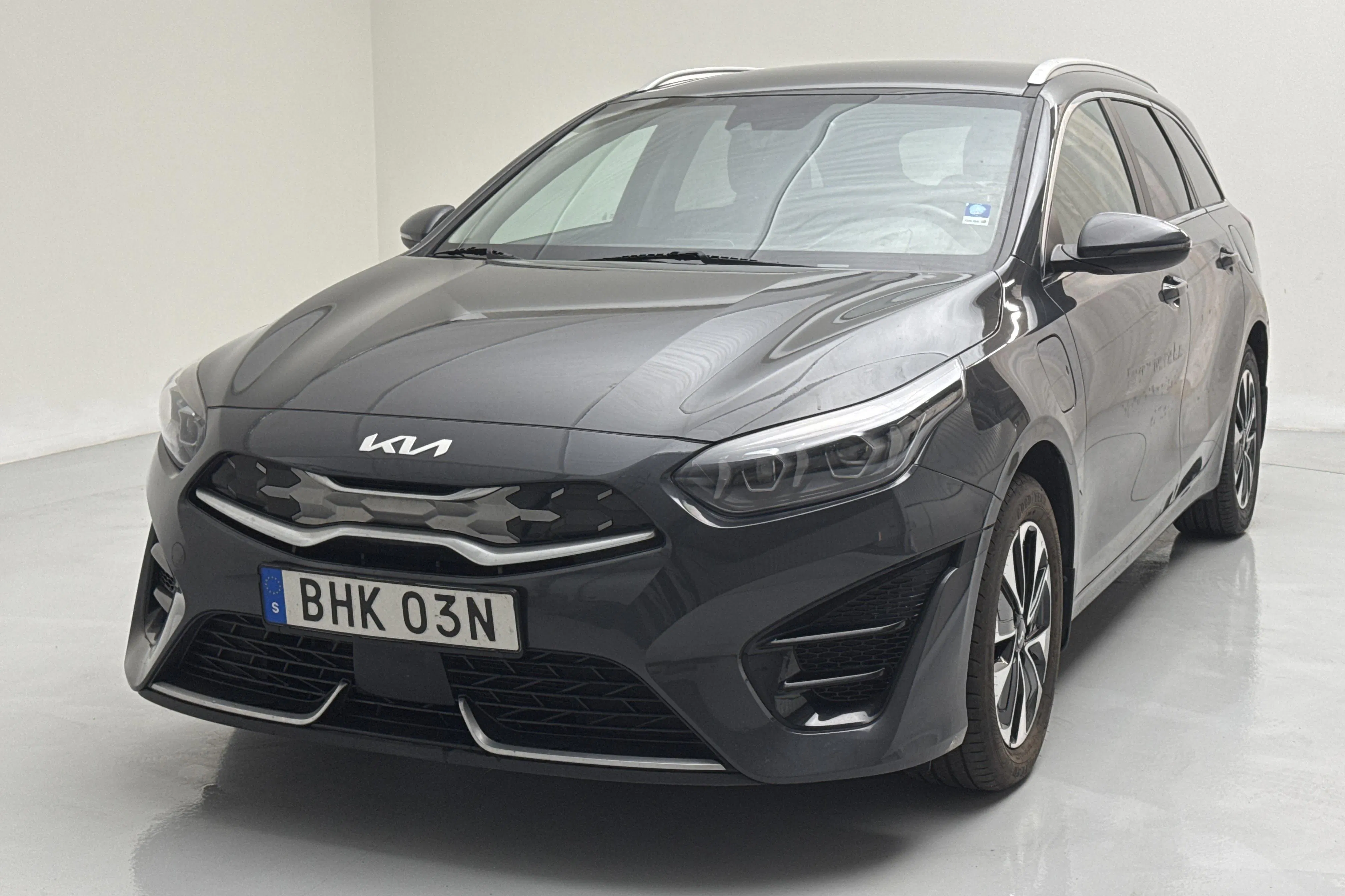 Presentationsfoto 1 av 16: KIA Ceed 1.6 Plug-in Hybrid SW (141hk) - 13 701 mil - Automat - grå - 2022