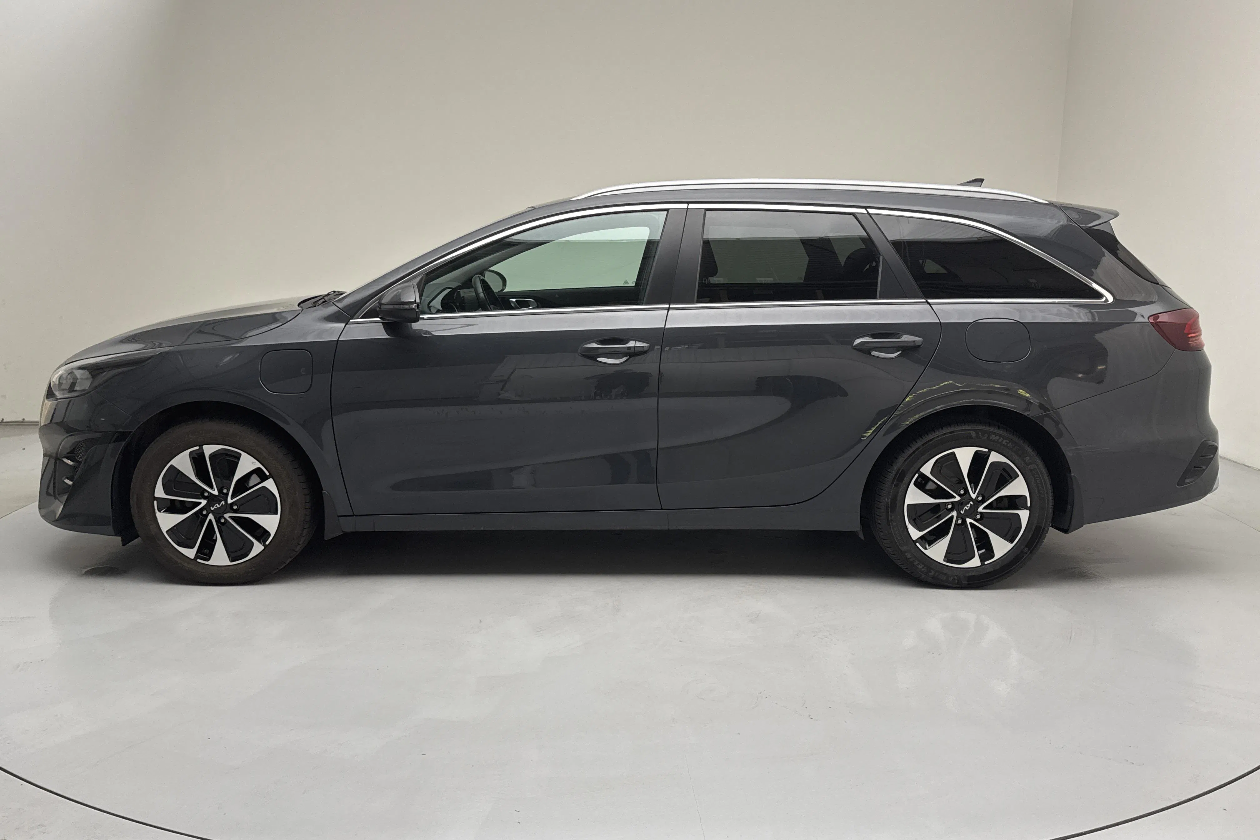 Presentationsfoto 2 av 16: KIA Ceed 1.6 Plug-in Hybrid SW (141hk) - 13 701 mil - Automat - grå - 2022