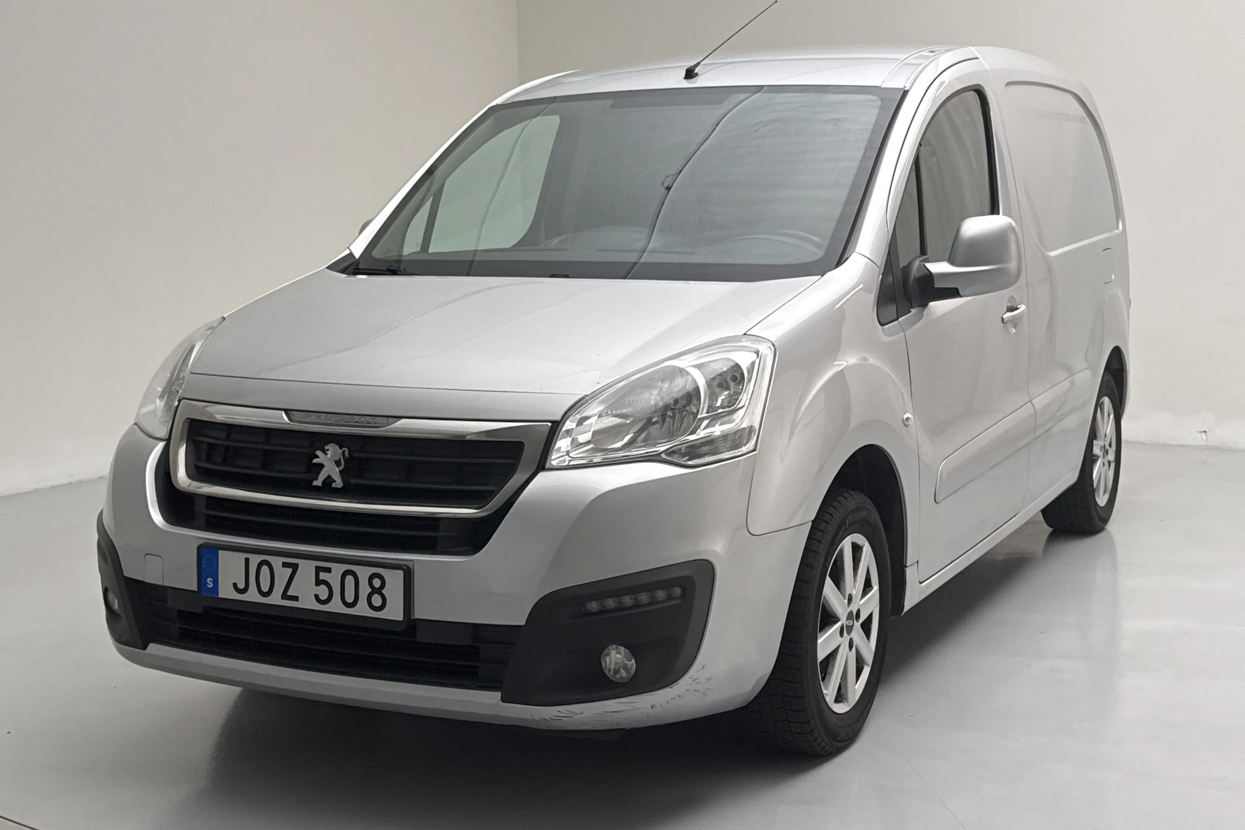 Presentationsfoto 1 av 11: Peugeot Partner 1.6 HDI Skåp (75hk) - 8 035 mil - Manuell - Light Grey - 2015