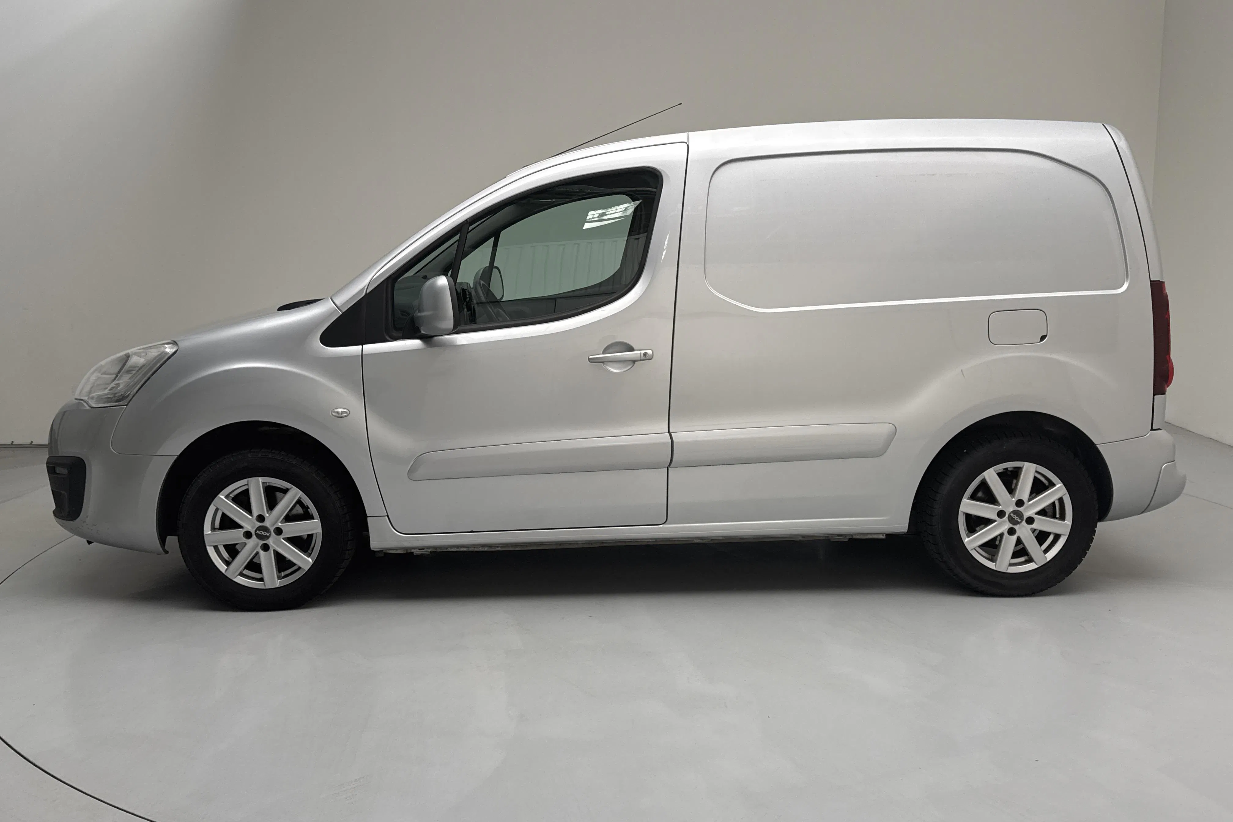 Presentationsfoto 2 av 11: Peugeot Partner 1.6 HDI Skåp (75hk) - 8 035 mil - Manuell - Light Grey - 2015