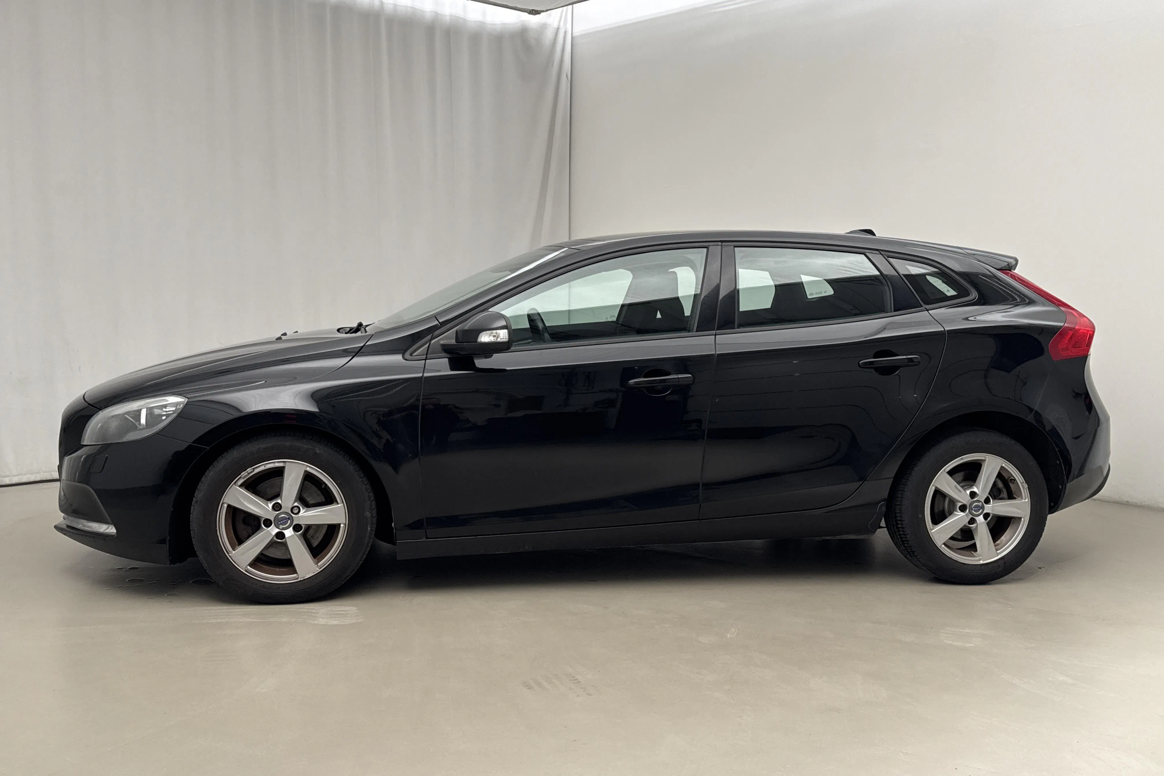 Presentationsfoto 2 av 16: Volvo V40 D2 (115hk) - 24 710 mil - Automat - svart - 2015