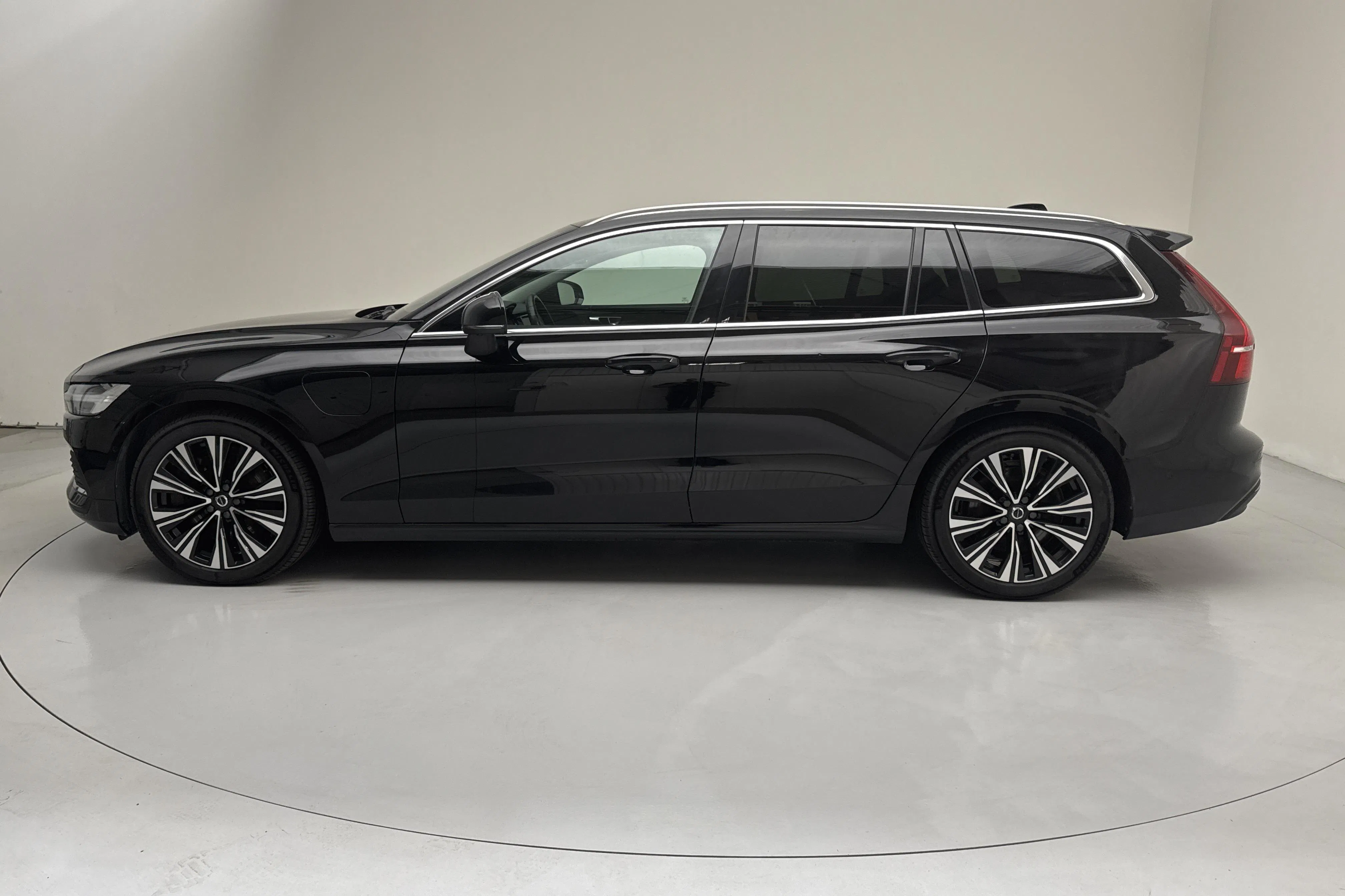 Presentation photo 2 of 19: Volvo V60 T6 AWD Recharge (350hk) - 143 520 km - Automatic - black - 2023