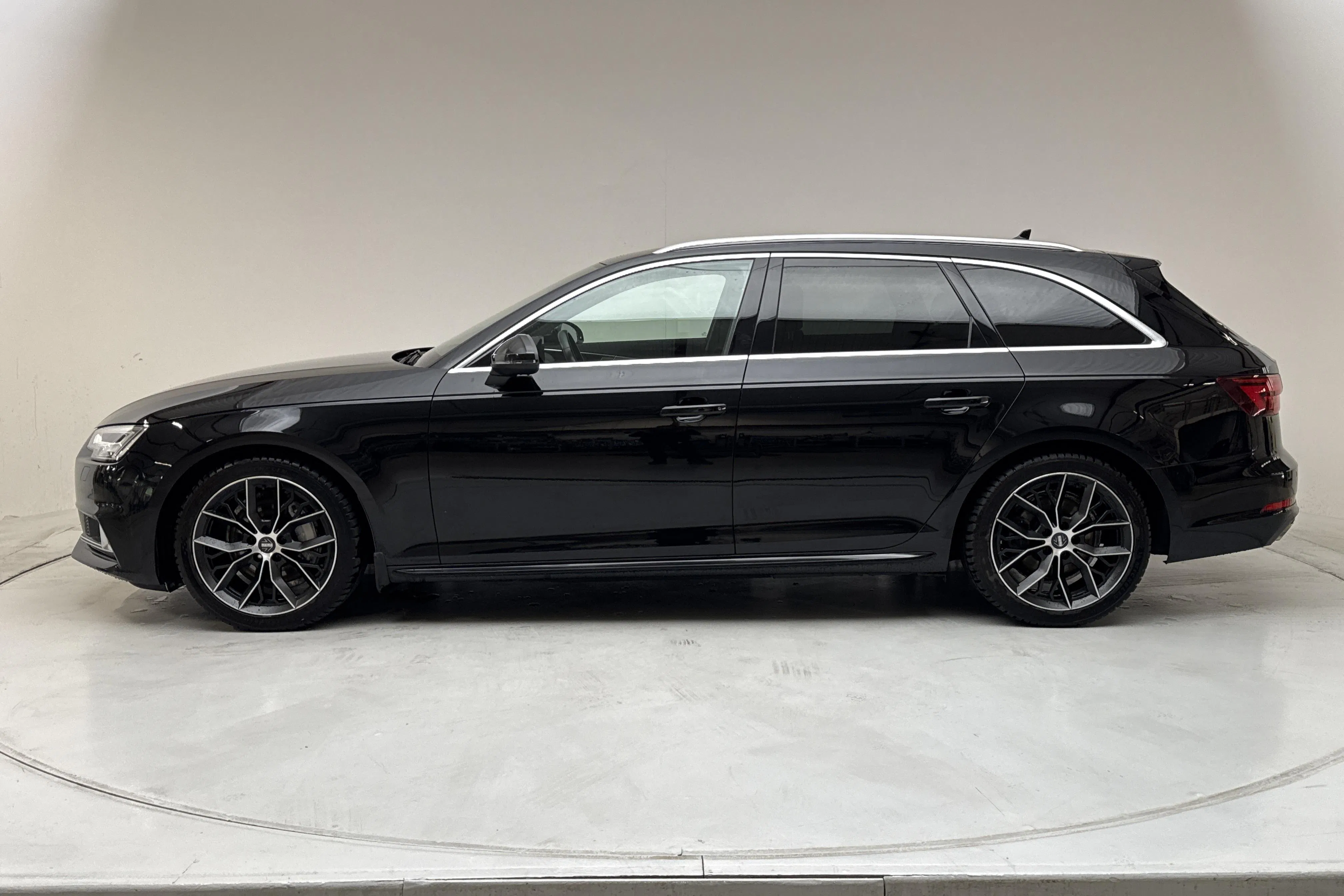 Presentation photo 2 of 12: Audi A4 Avant 40 TDI quattro (190hk) - 111 500 km - Automatic - black - 2019