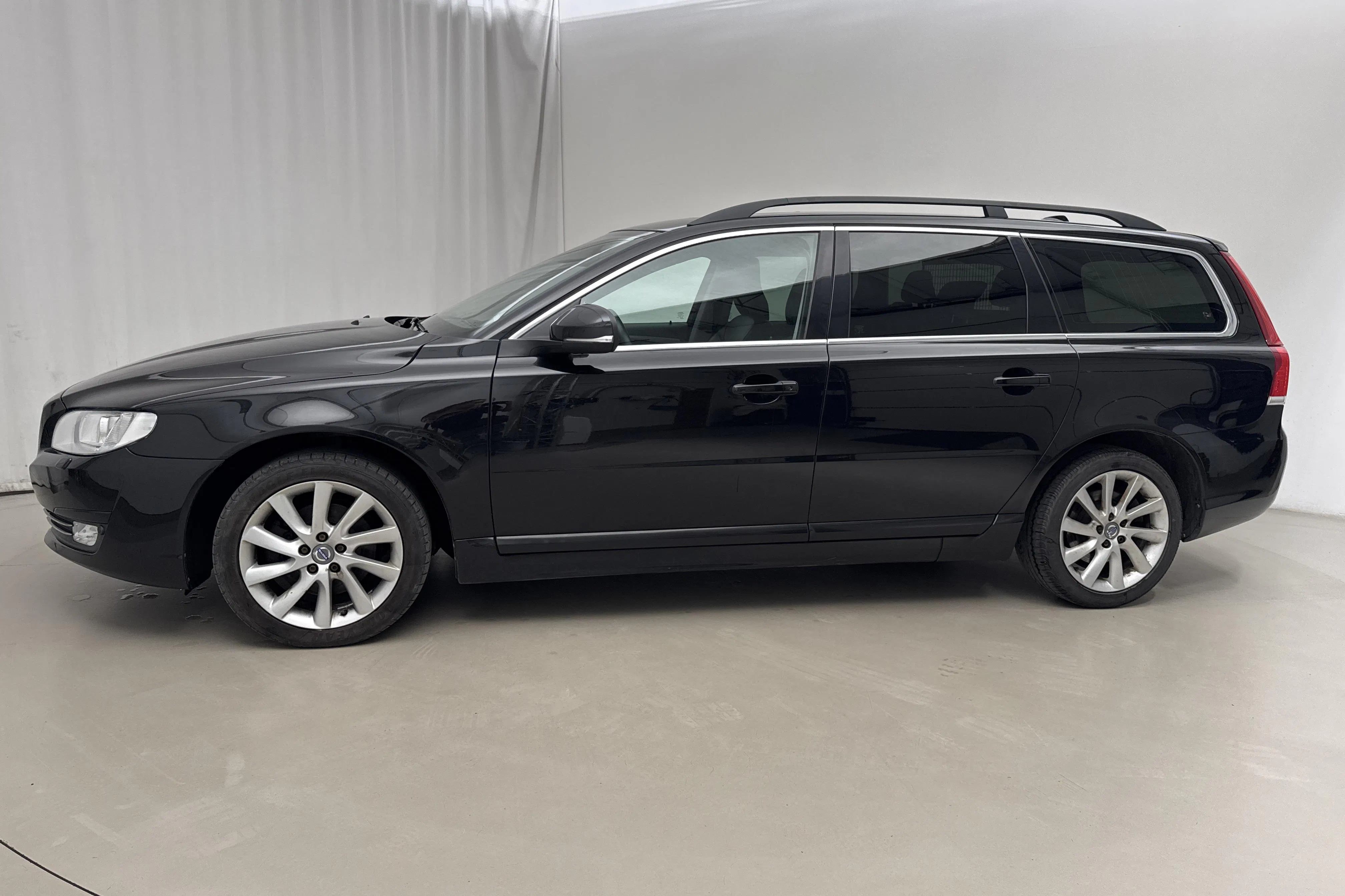 Presentationsfoto 2 av 19: Volvo V70 II D4 (181hk) - 25 055 mil - Manuell - svart - 2016