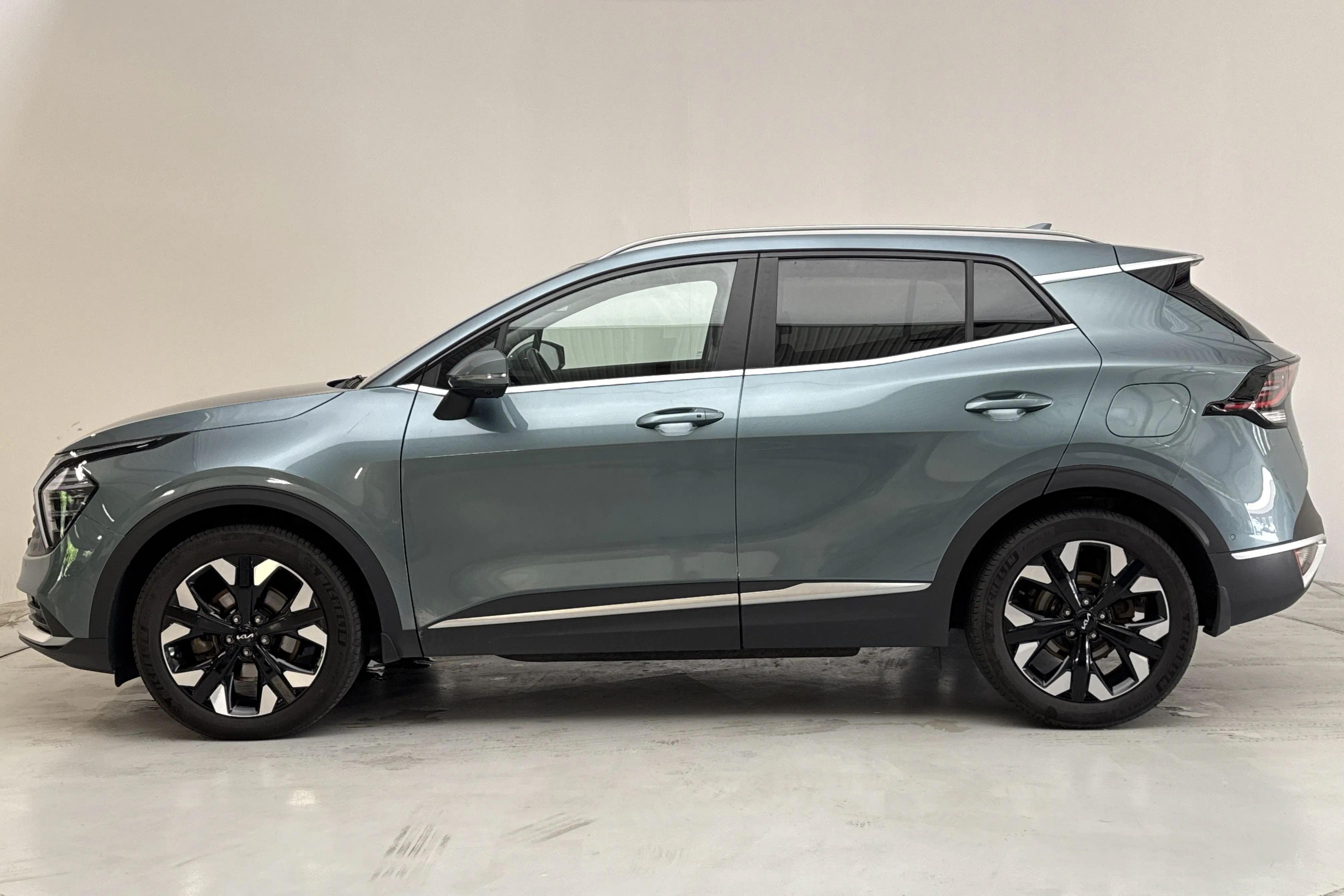 Presentationsfoto 2 av 16: KIA Sportage PHEV AWD (265hk) - 5 187 mil - Automat - grå - 2024