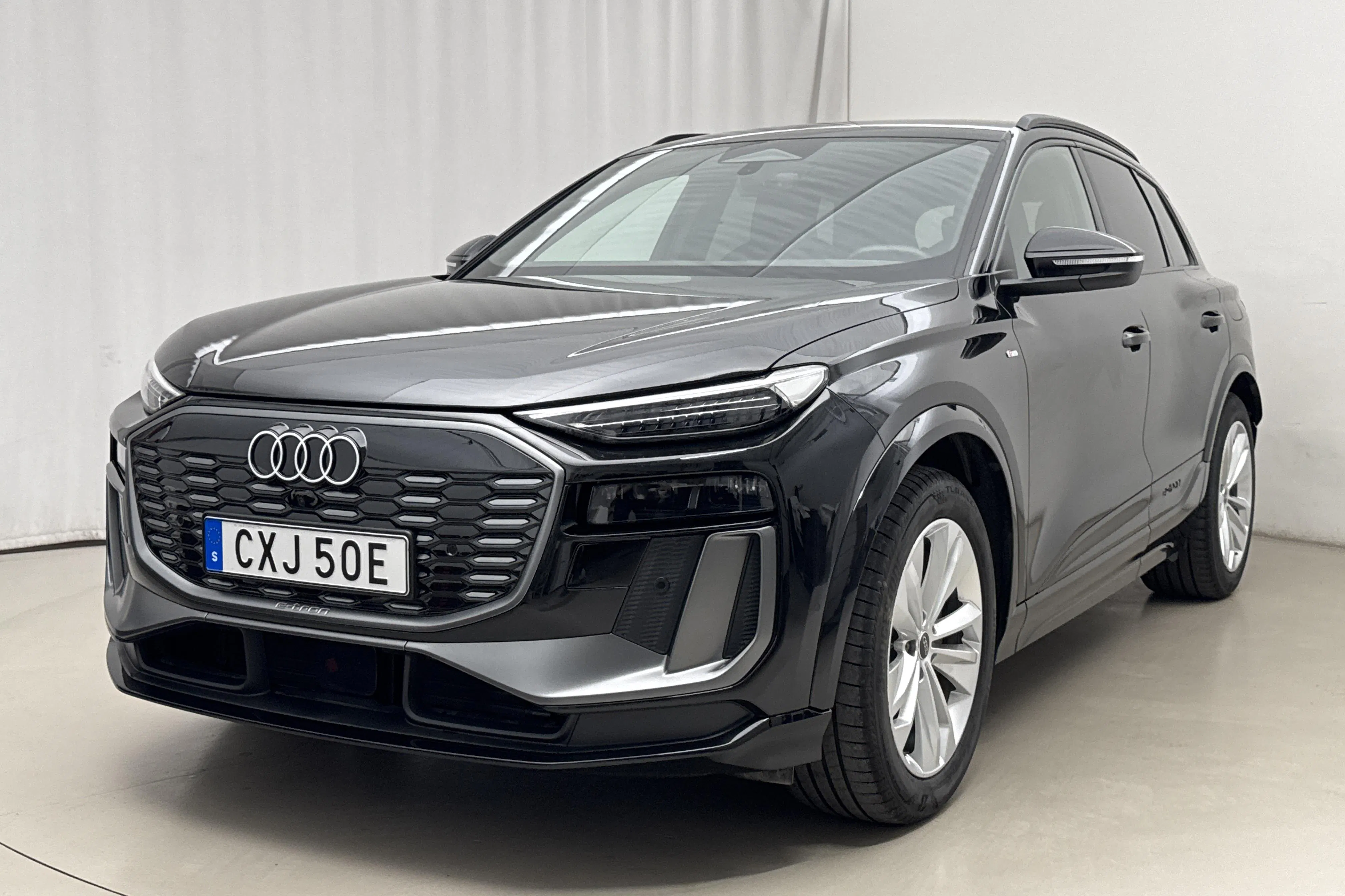 Presentationsfoto 1 av 25: Audi Q6 e-tron quattro 100kWh (388hk) - 3 079 mil - Automat - svart - 2025