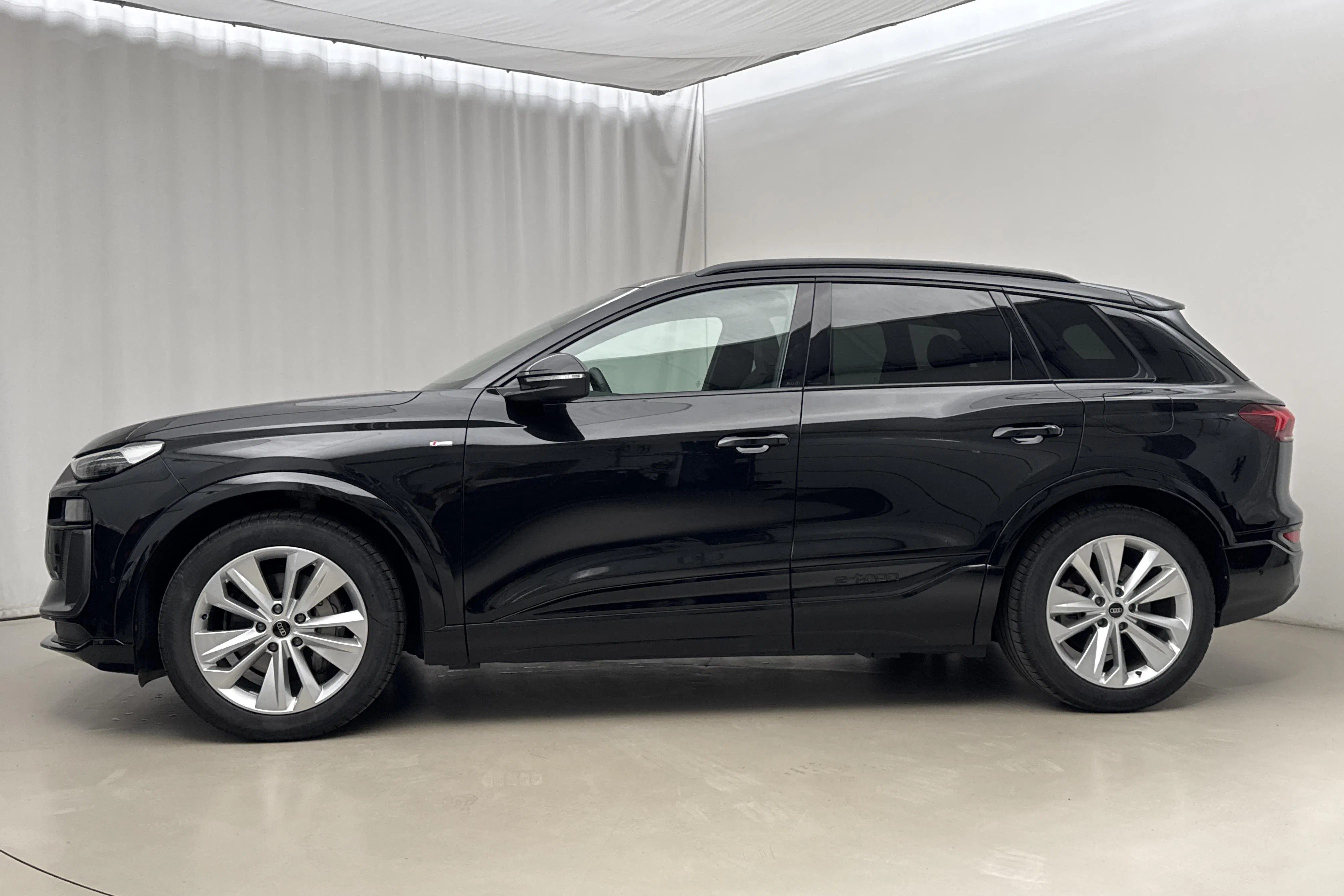 Presentationsfoto 2 av 25: Audi Q6 e-tron quattro 100kWh (388hk) - 3 079 mil - Automat - svart - 2025