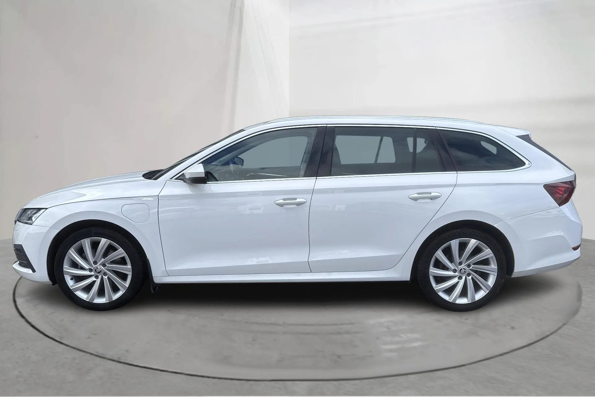 Esittelykuva 2 osoitteesta 17: Skoda Octavia 1.4 iV PHEV Combi (204hk) - 80 900 km - Automaattinen - valkoinen - 2021