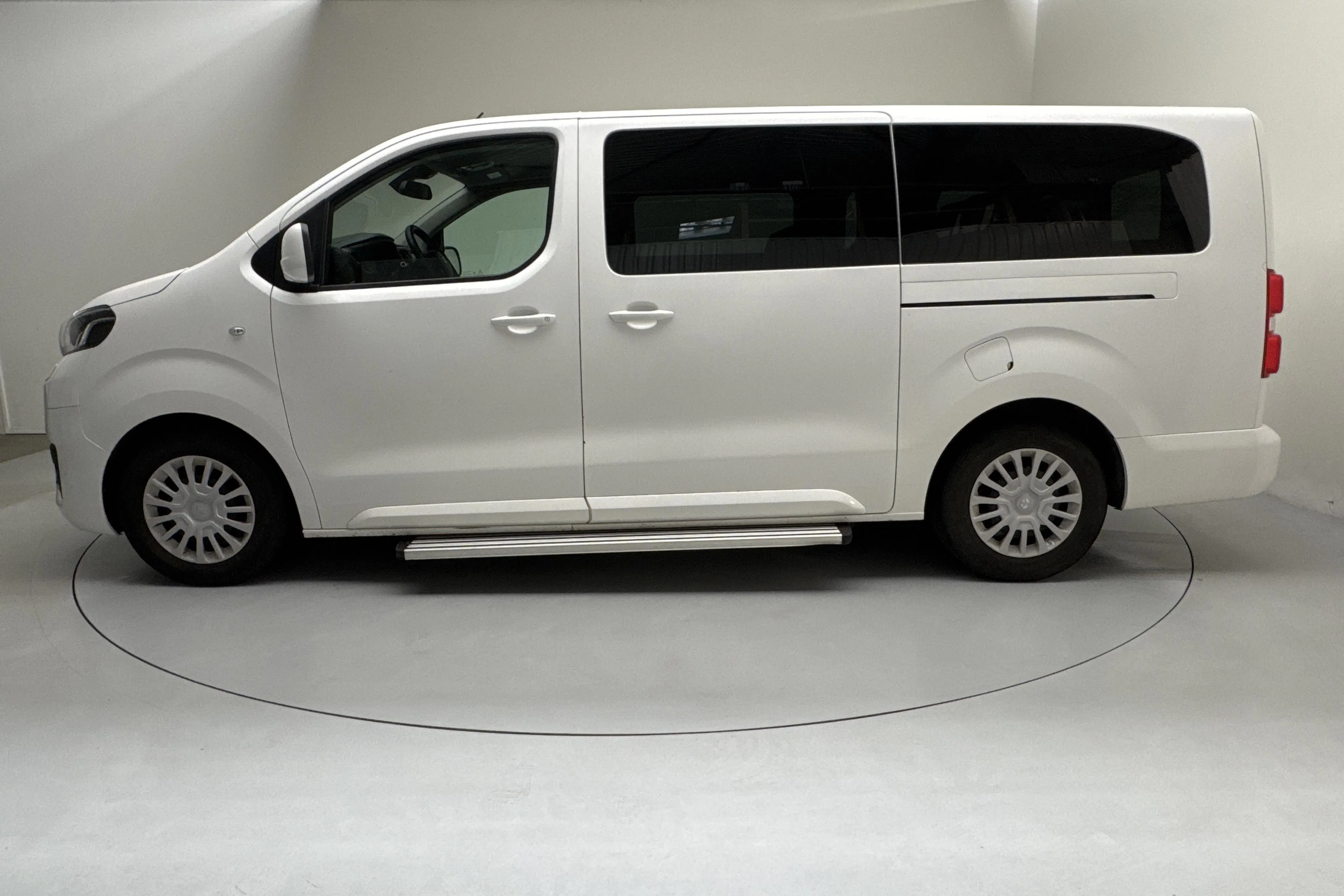 Presentationsfoto 2 av 12: Toyota PROACE Verso 2.0D (140hk) - 36 990 mil - Automat - vit - 2022