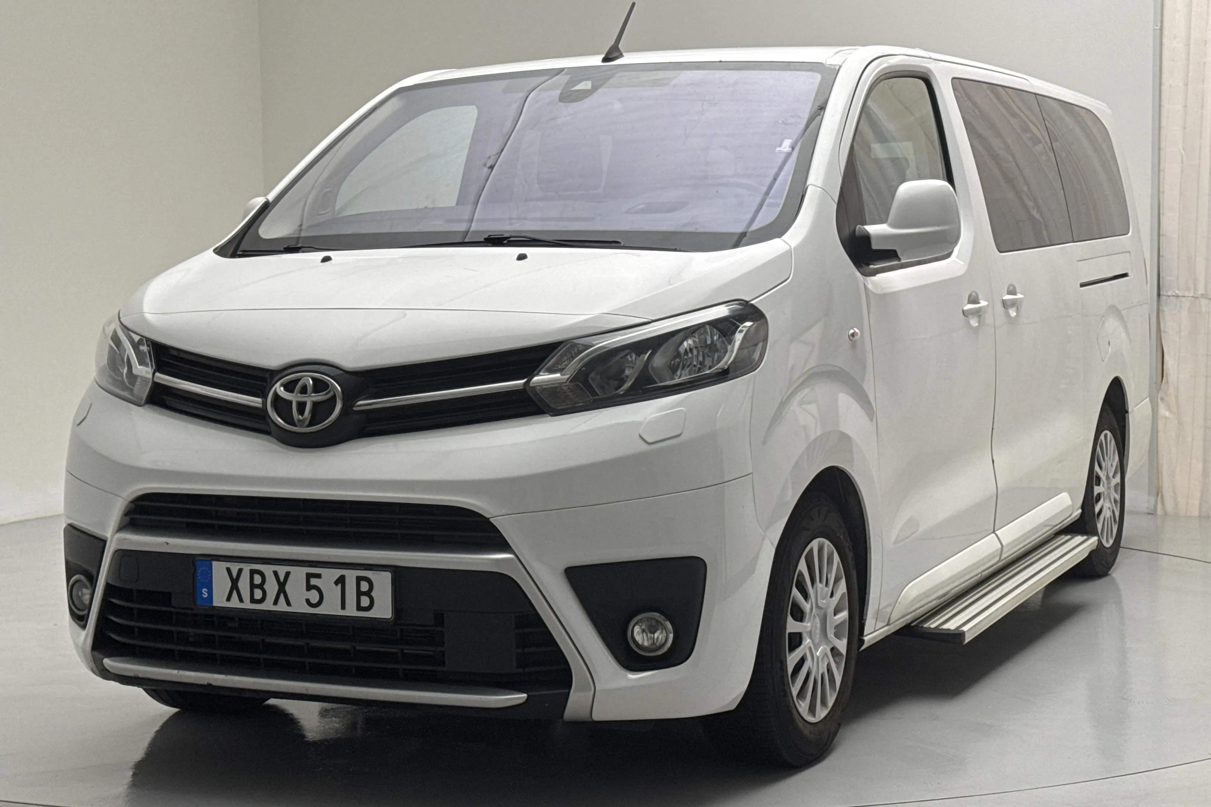 Presentationsfoto 1 av 12: Toyota PROACE Verso 2.0D (140hk) - 36 990 mil - Automat - vit - 2022