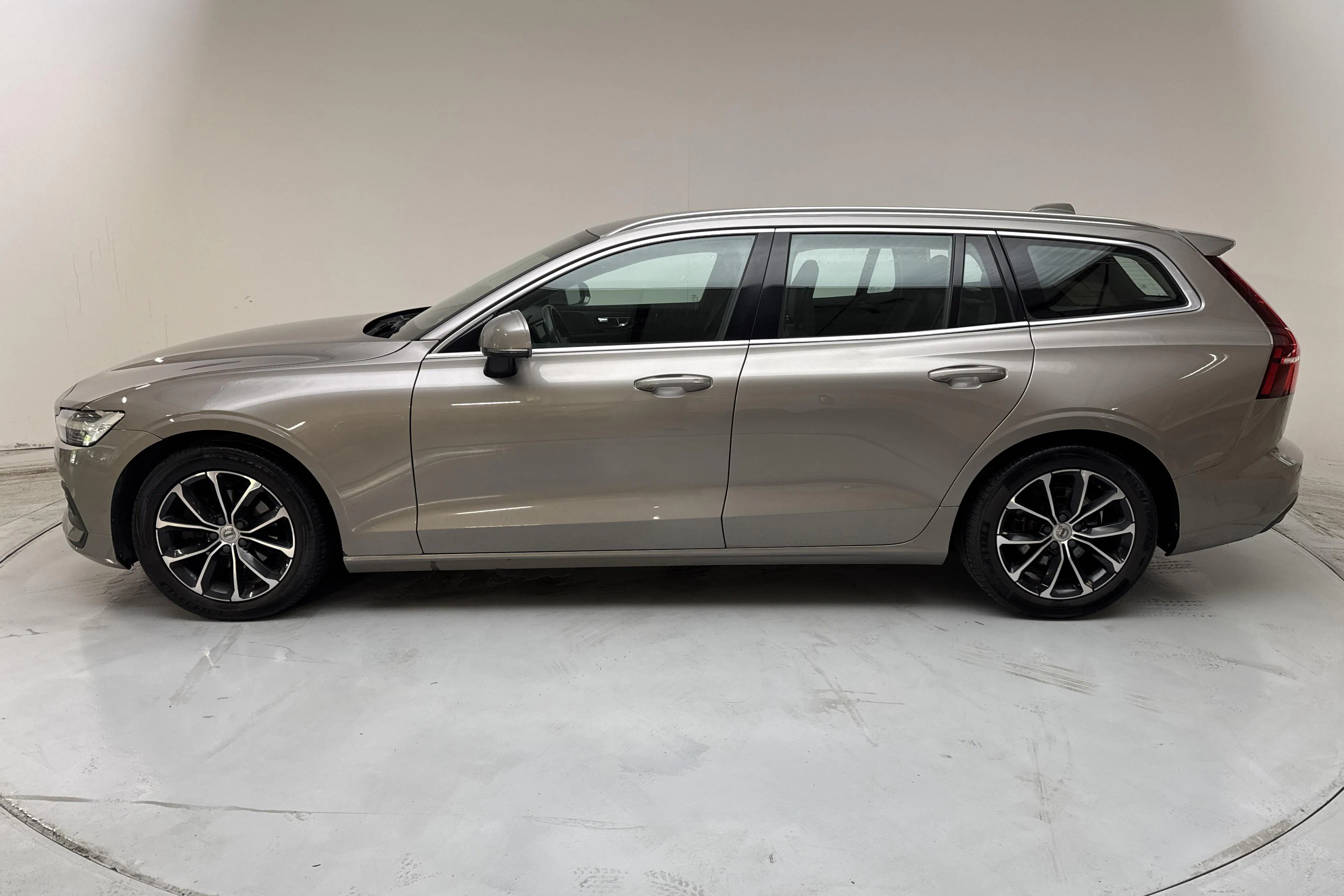 Presentationsfoto 2 av 14: Volvo V60 D4 (190hk) - 25 711 mil - Manuell - grå - 2019