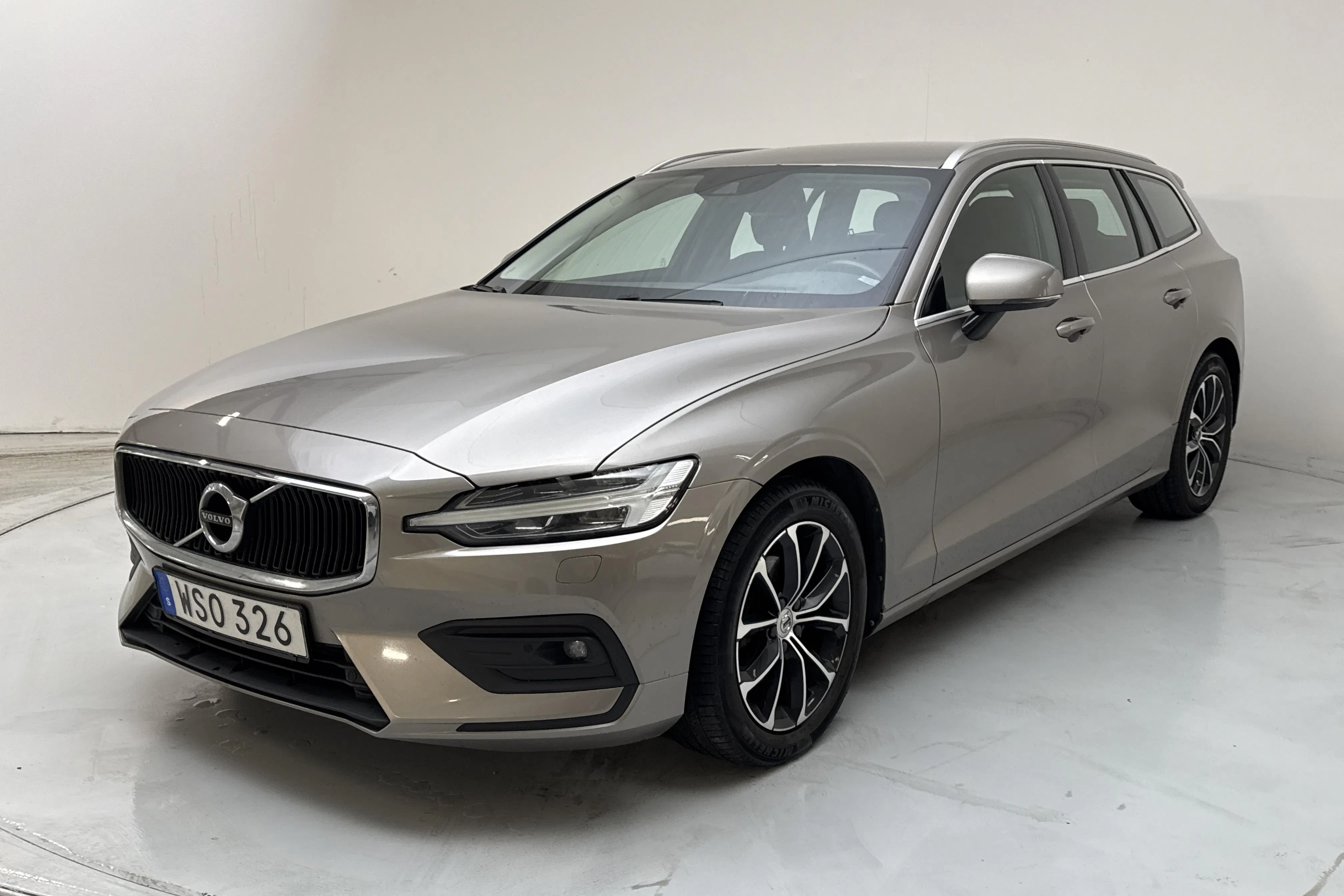 Presentationsfoto 1 av 14: Volvo V60 D4 (190hk) - 25 711 mil - Manuell - grå - 2019