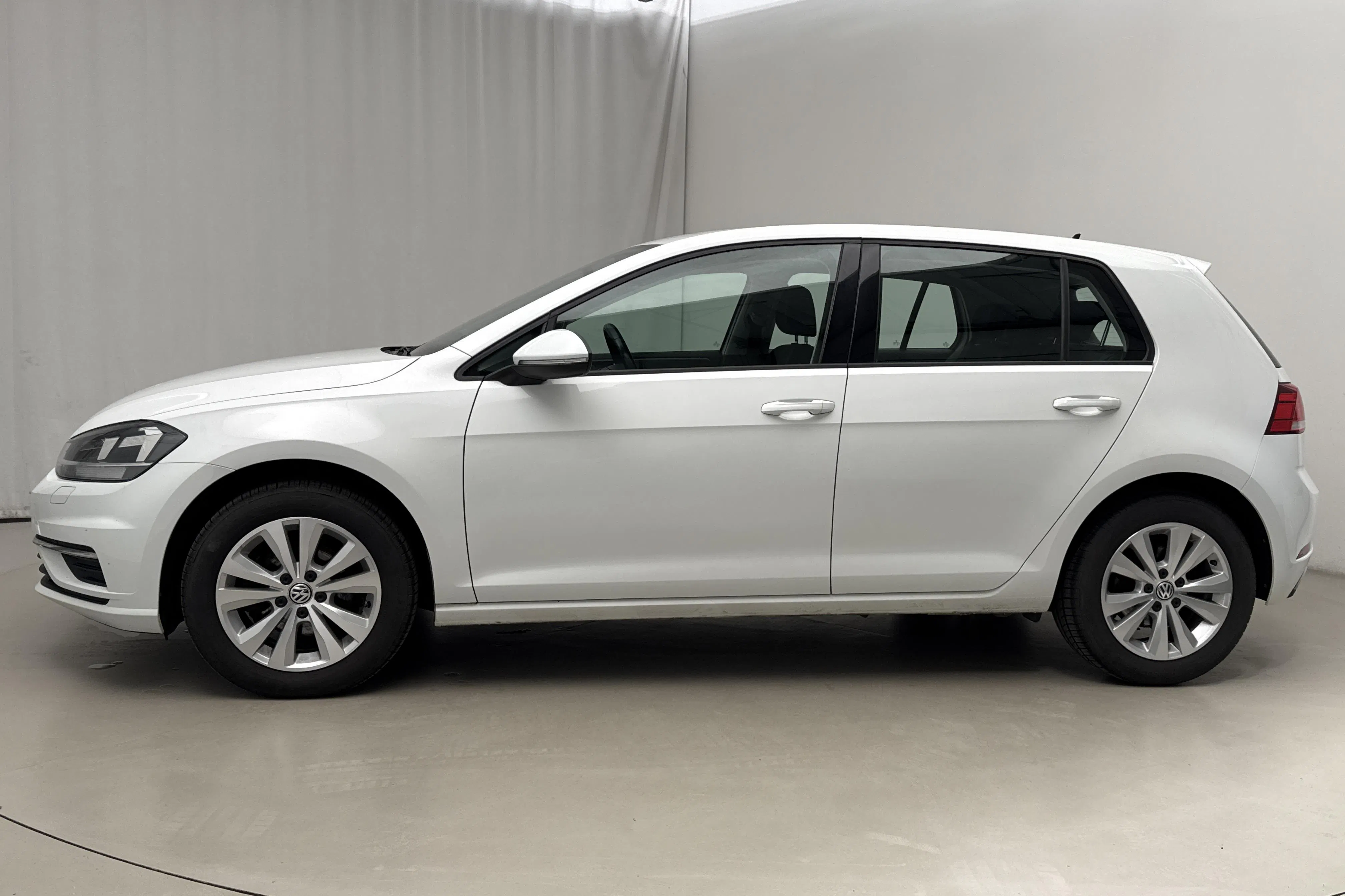 Presentationsfoto 2 av 16: VW Golf VII 1.0 TSI 5dr (115hk) - 8 464 mil - Automat - vit - 2019