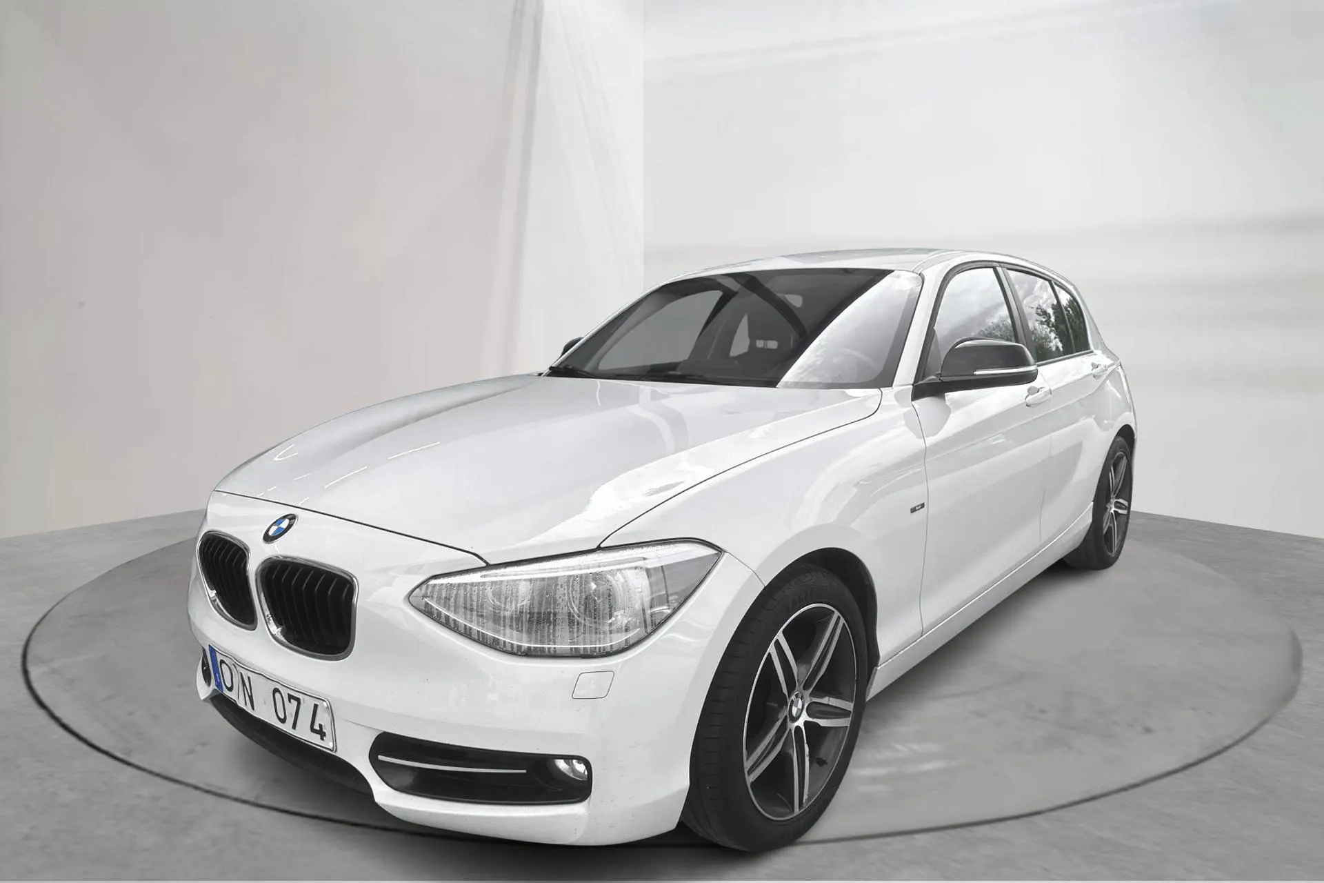 Presentationsfoto 1 av 12: BMW 118i 5dr, F20 (170hk) - 9 431 mil - Manuell - vit - 2012