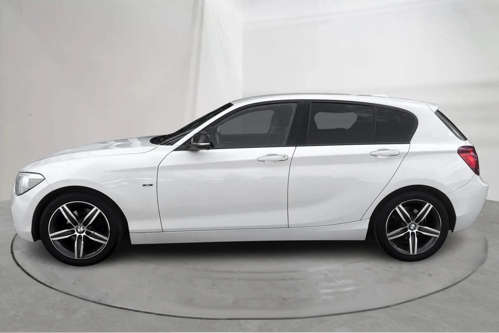 Presentationsfoto 2 av 12: BMW 118i 5dr, F20 (170hk) - 9 431 mil - Manuell - vit - 2012