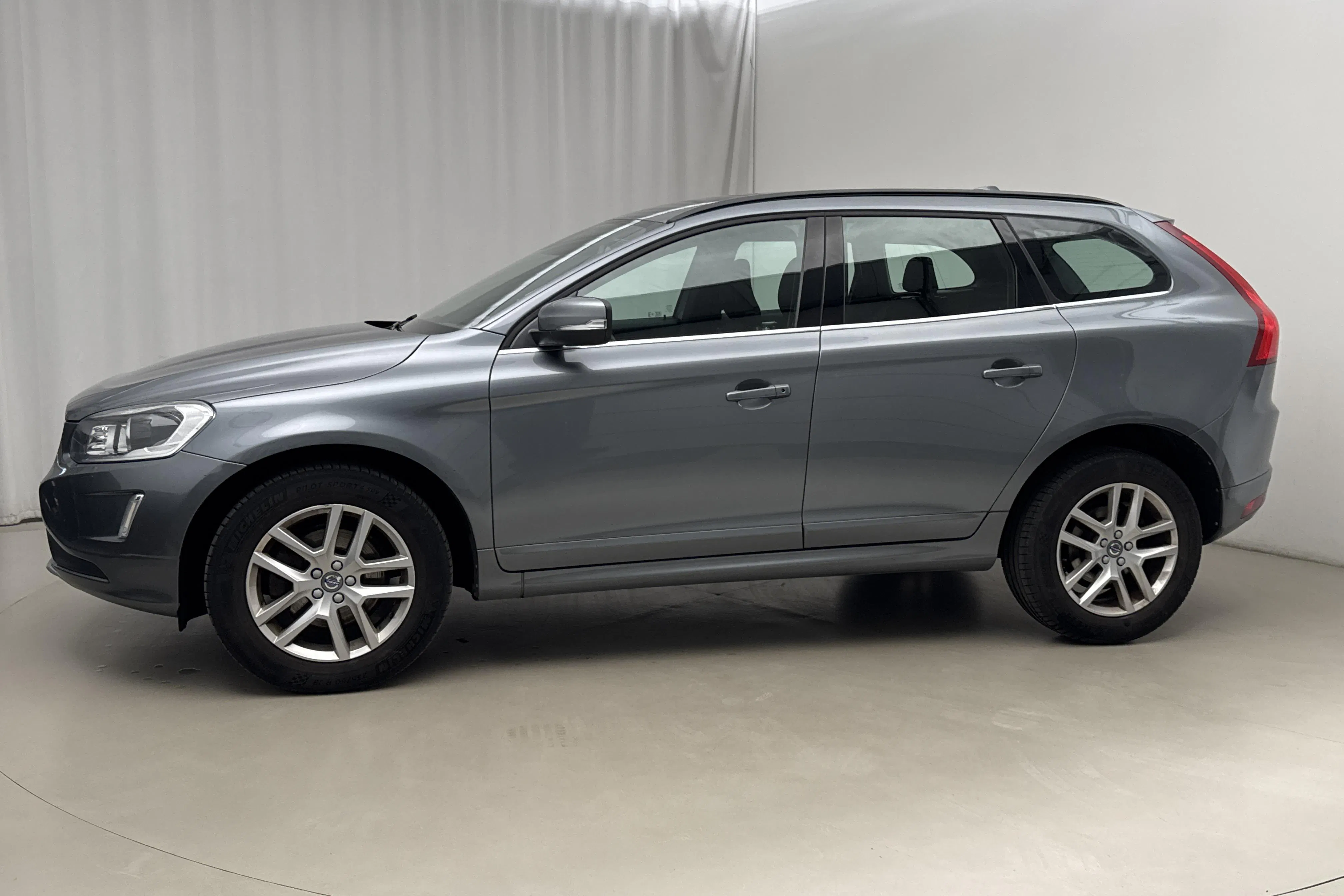 Presentationsfoto 2 av 15: Volvo XC60 D4 2WD (190hk) - 14 021 mil - Manuell - grå - 2017