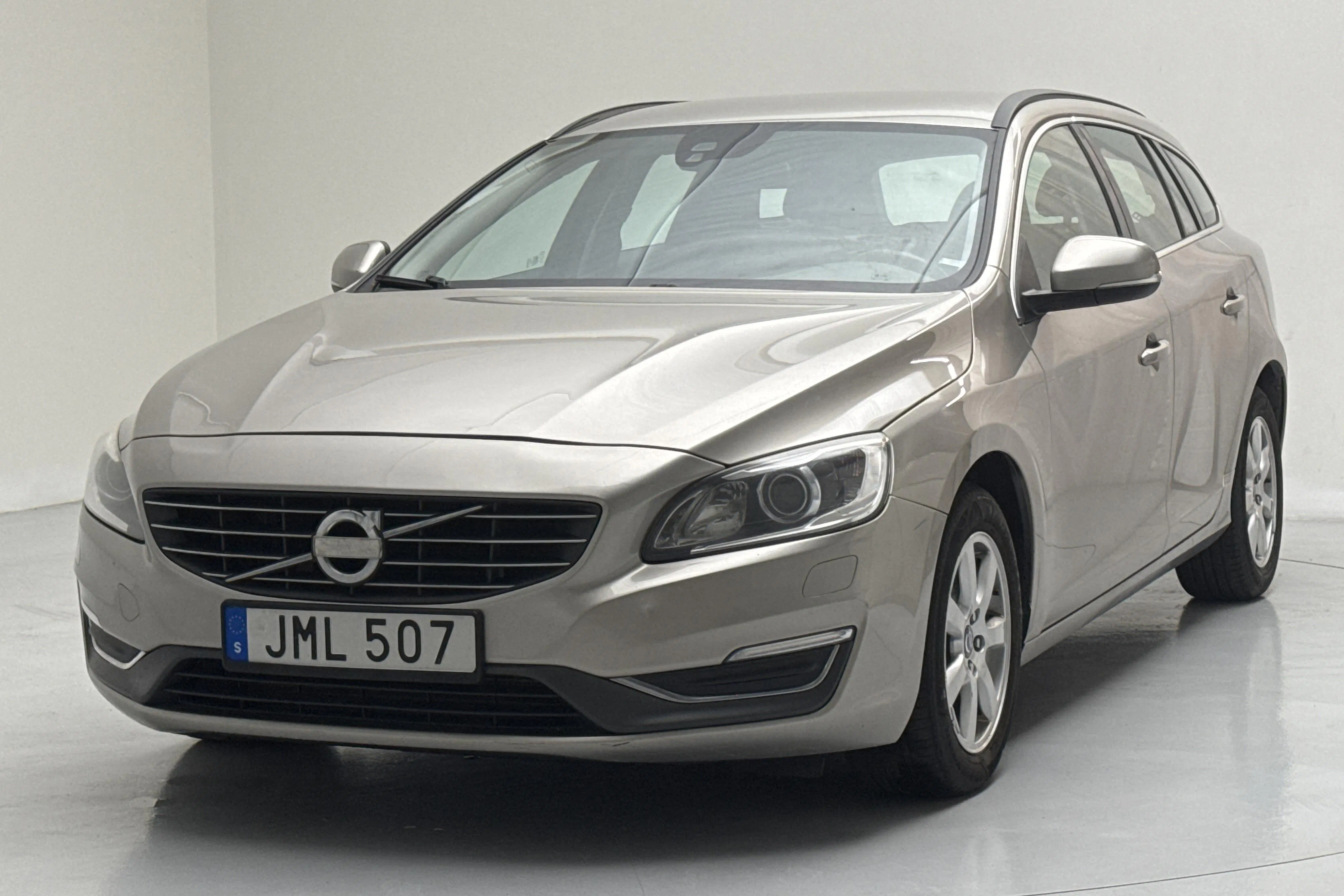 Presentationsfoto 1 av 13: Volvo V60 D4 (181hk) - 29 514 mil - Automat - Light Brown - 2014