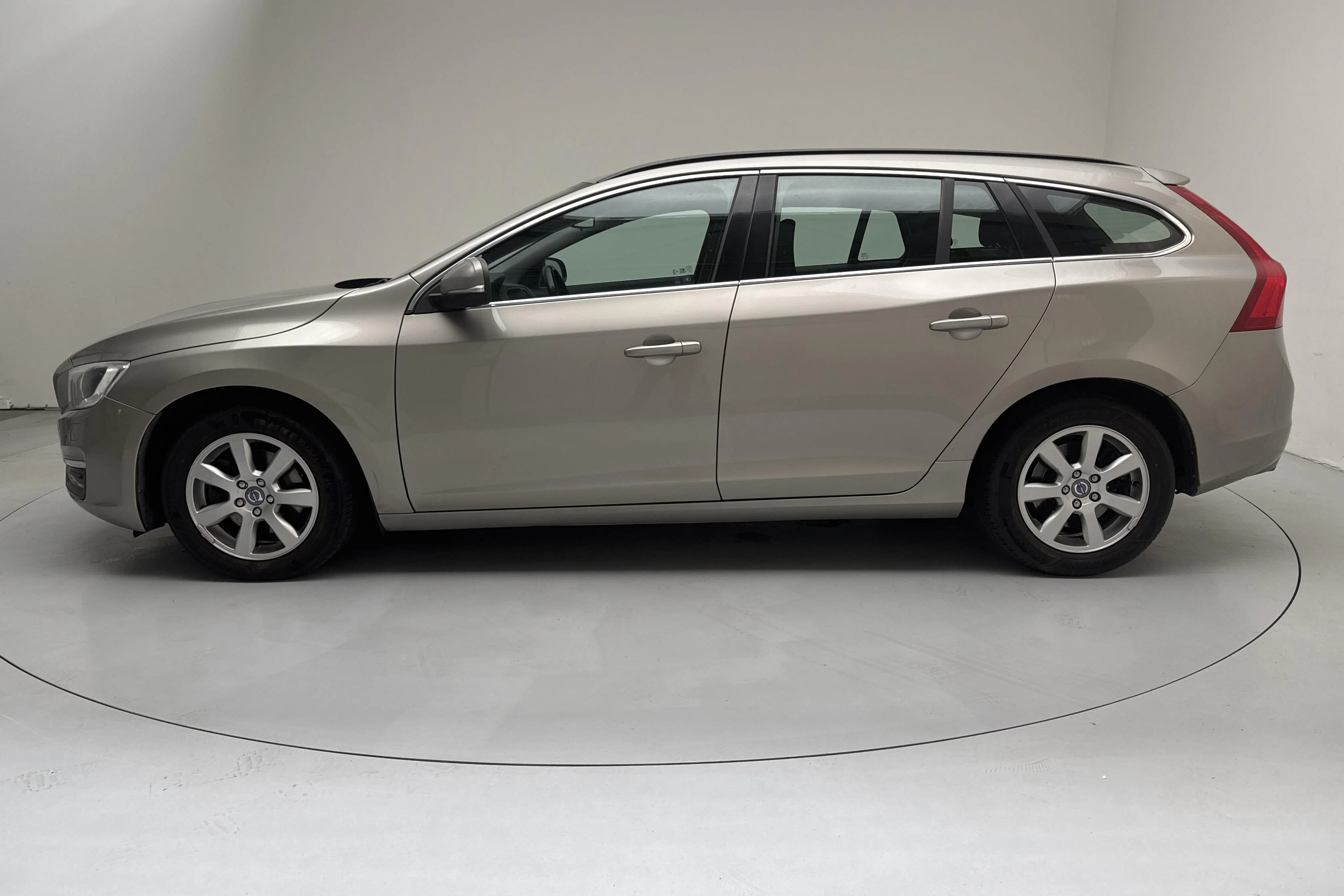 Presentationsfoto 2 av 13: Volvo V60 D4 (181hk) - 29 514 mil - Automat - Light Brown - 2014