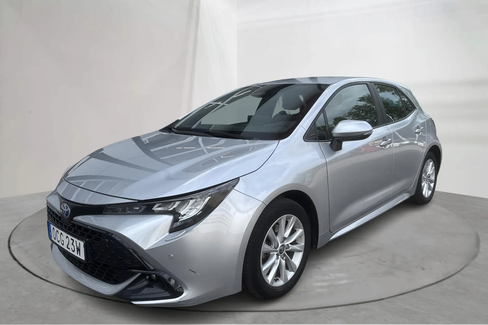 Presentation photo 1 of 14: Toyota Corolla 1.8 Hybrid 5dr (140hk) - 75 230 km - Automatic - silver - 2023