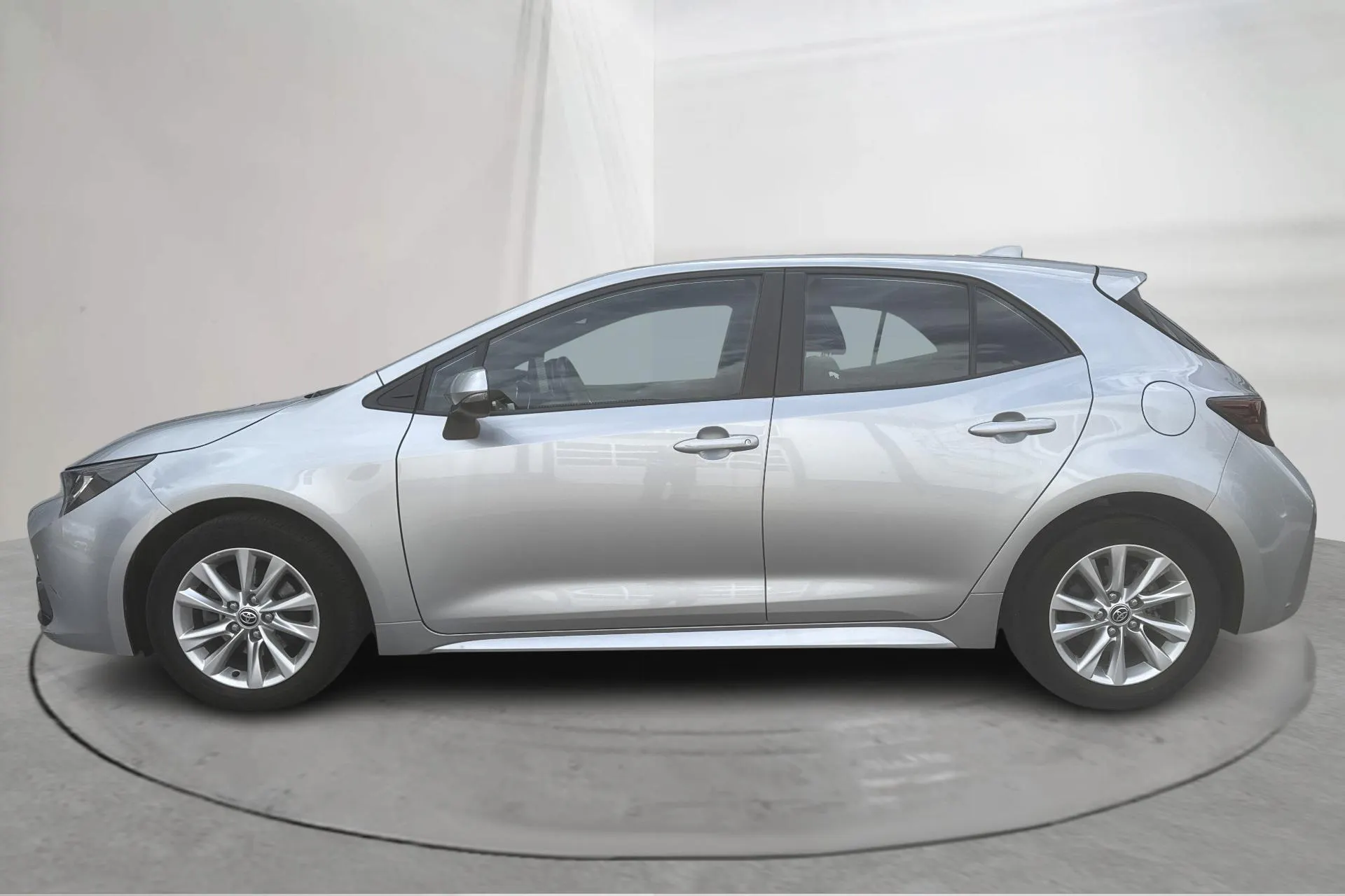 Presentation photo 2 of 14: Toyota Corolla 1.8 Hybrid 5dr (140hk) - 75 230 km - Automatic - silver - 2023