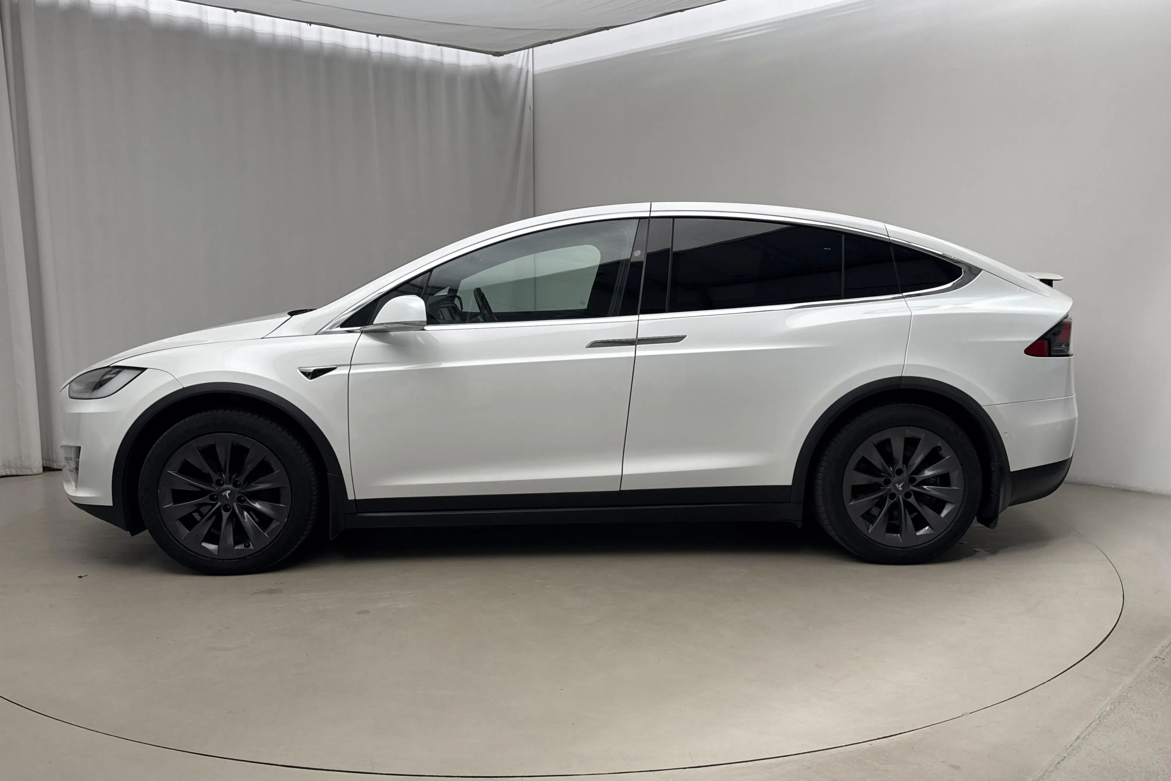 Presentationsfoto 2 av 22: Tesla Model X 100D - 17 354 mil - Automat - vit - 2018