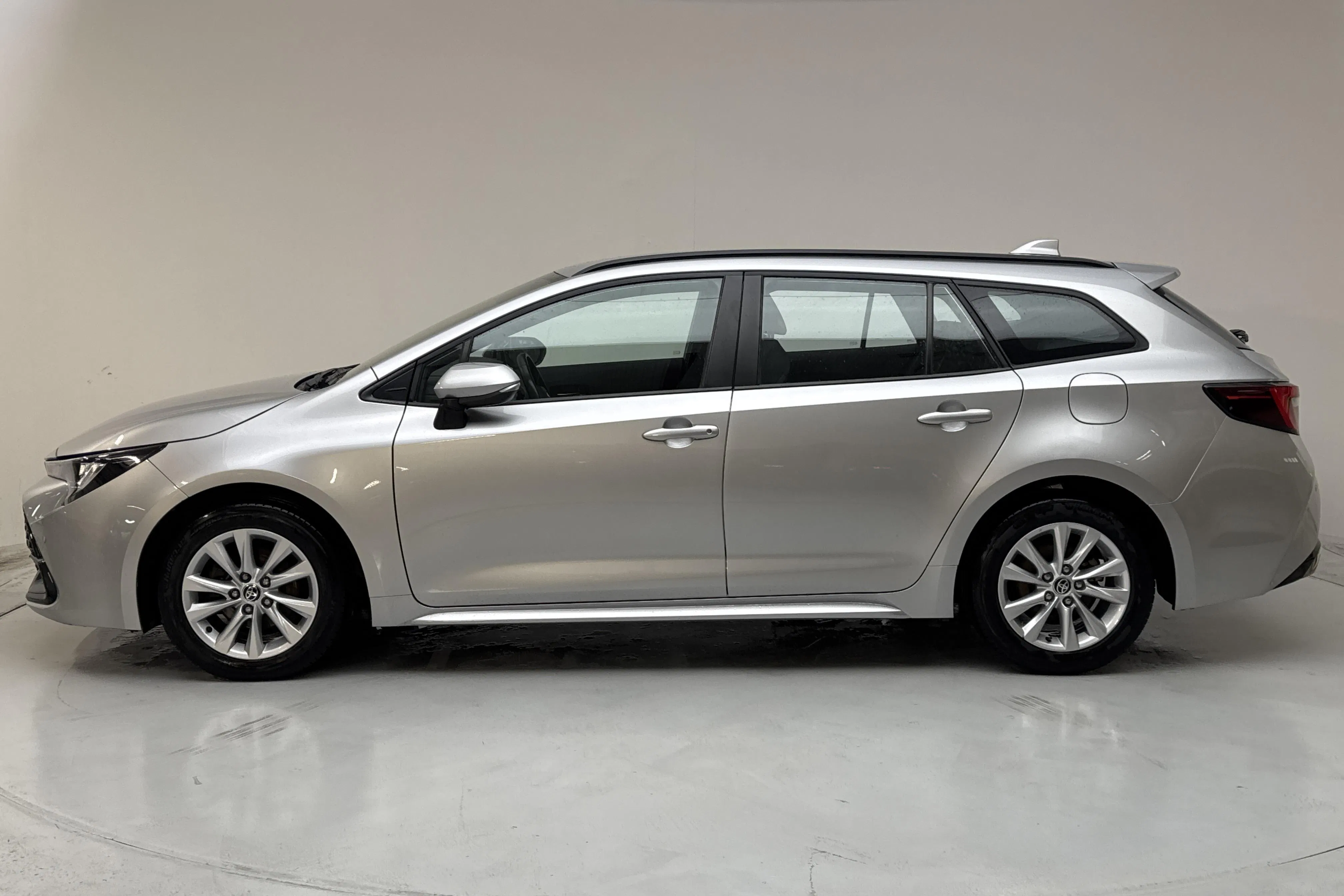 Presentation photo 2 of 12: Toyota Corolla 1.8 Hybrid Touring Sports (140hk) - 68 450 km - Automatic - silver - 2023