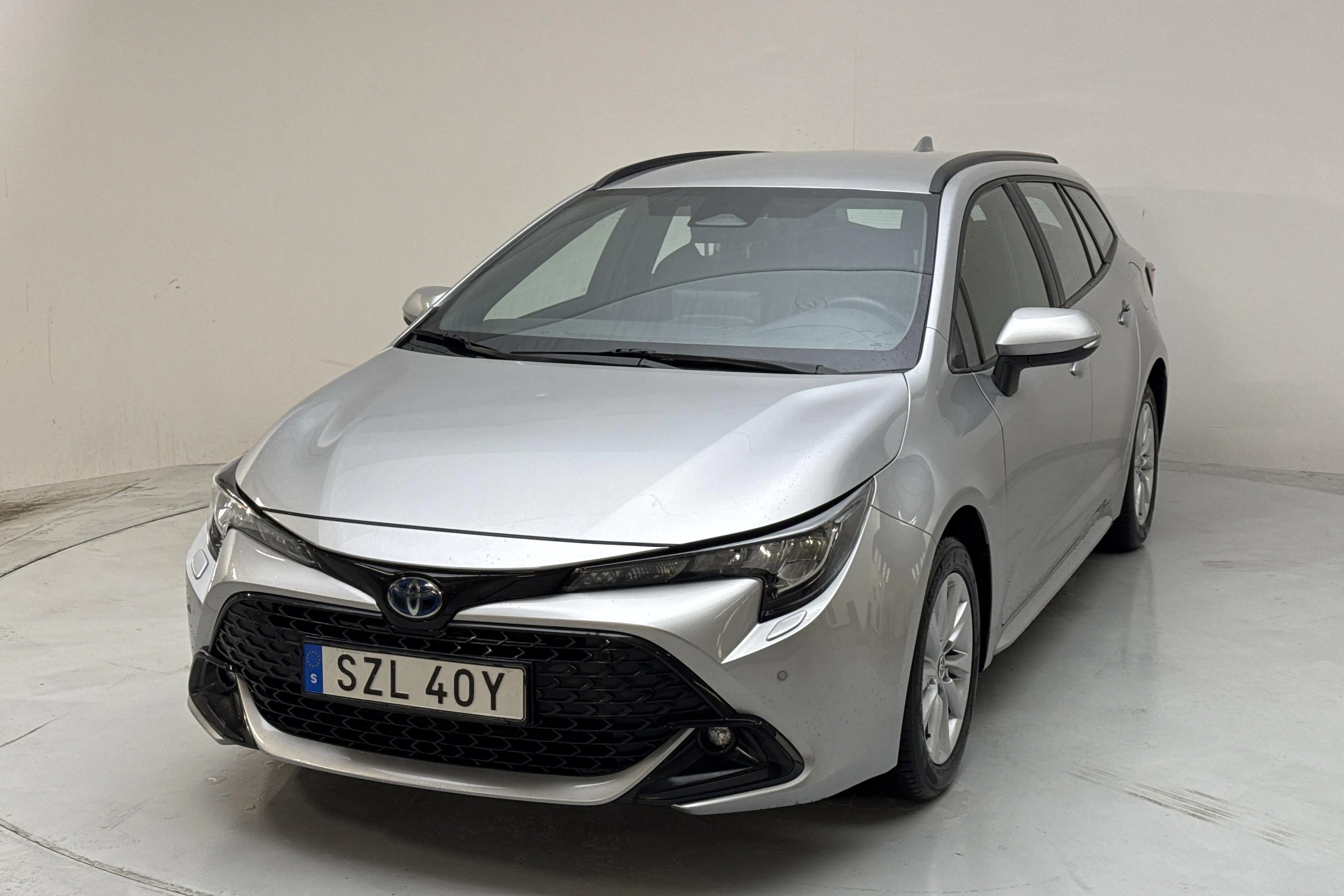Presentation photo 1 of 12: Toyota Corolla 1.8 Hybrid Touring Sports (140hk) - 68 450 km - Automatic - silver - 2023