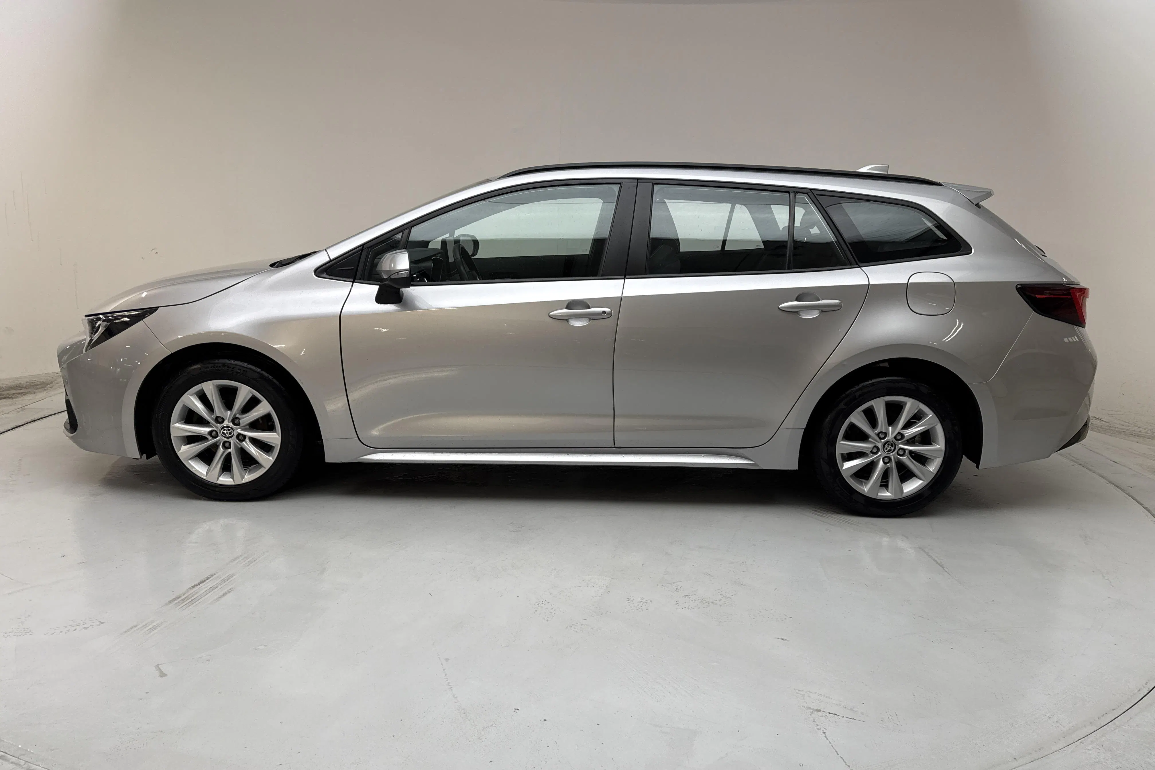 Presentation photo 2 of 13: Toyota Corolla 1.8 Hybrid Touring Sports (140hk) - 114 800 km - Automatic - silver - 2023