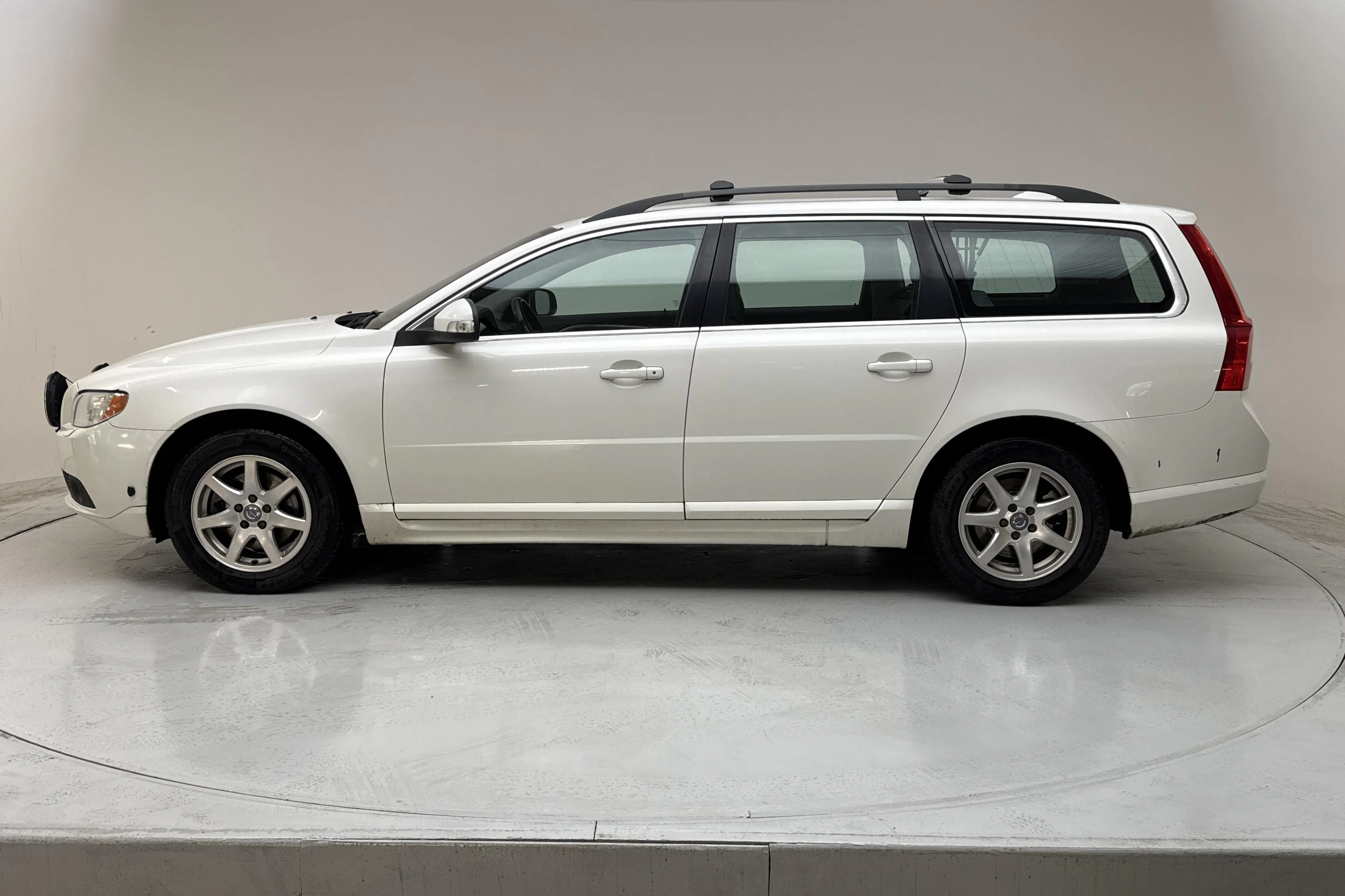 Presentationsfoto 2 av 14: Volvo V70 II 2.0D (136hk) - 32 540 mil - Manuell - vit - 2010