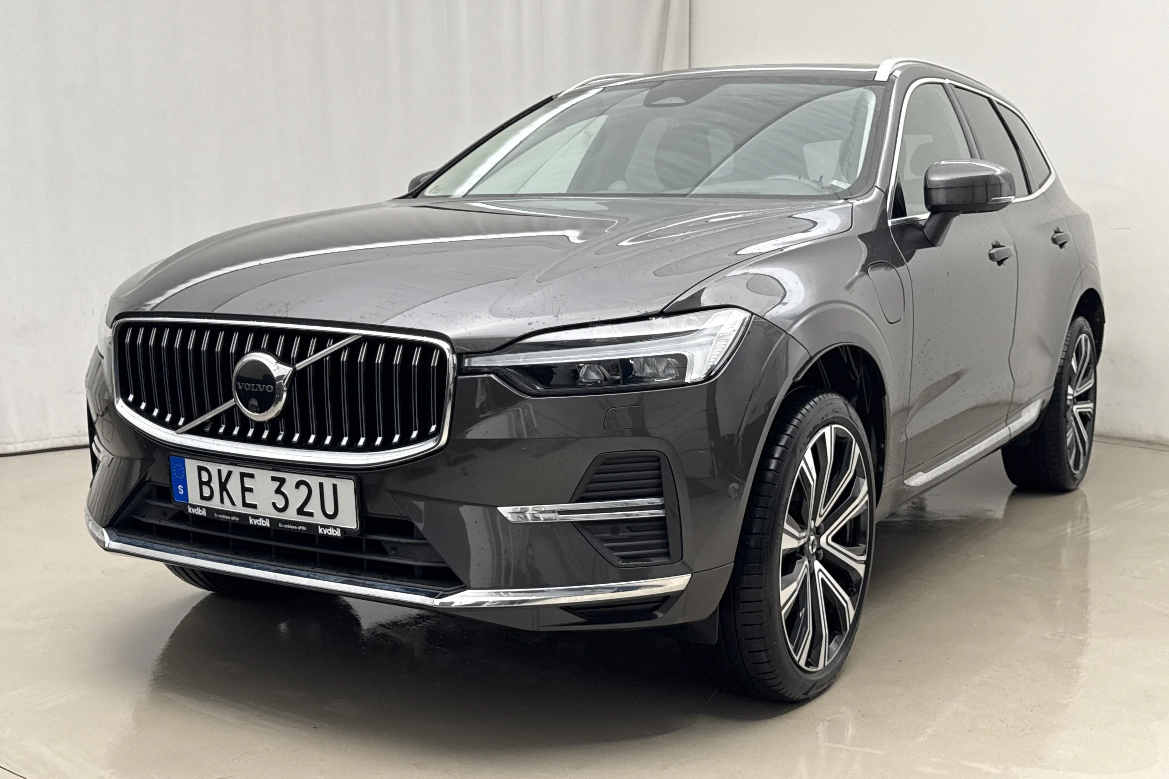 Presentationsfoto 1 av 26: Volvo XC60 T6 AWD Recharge (340hk) - 6 890 mil - Automat - grå - 2022