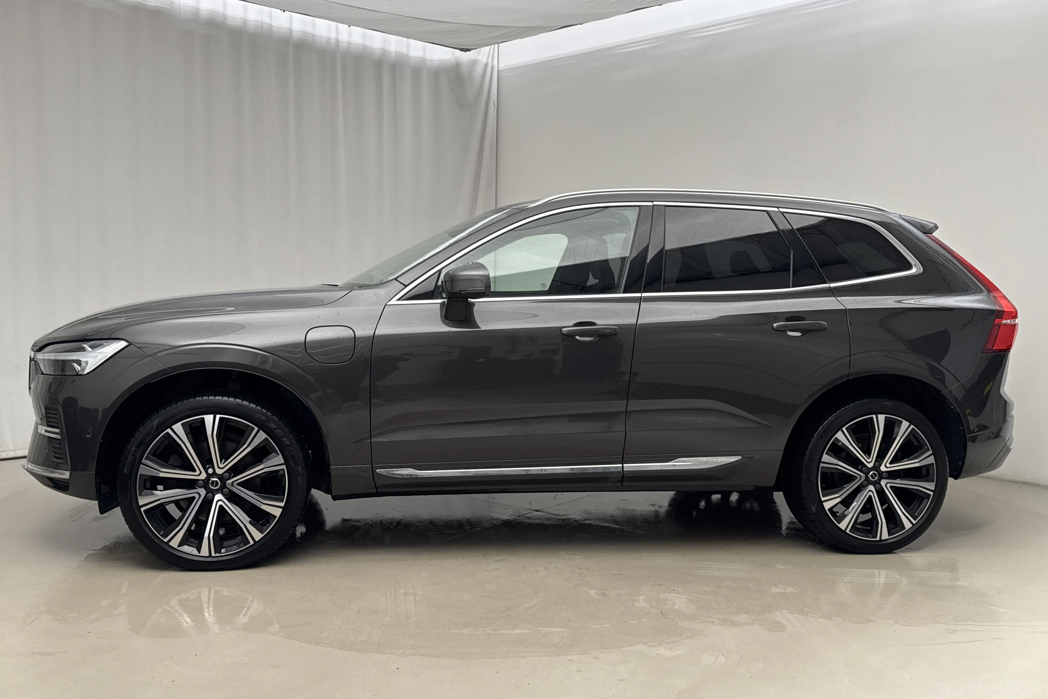 Presentationsfoto 2 av 26: Volvo XC60 T6 AWD Recharge (340hk) - 6 890 mil - Automat - grå - 2022