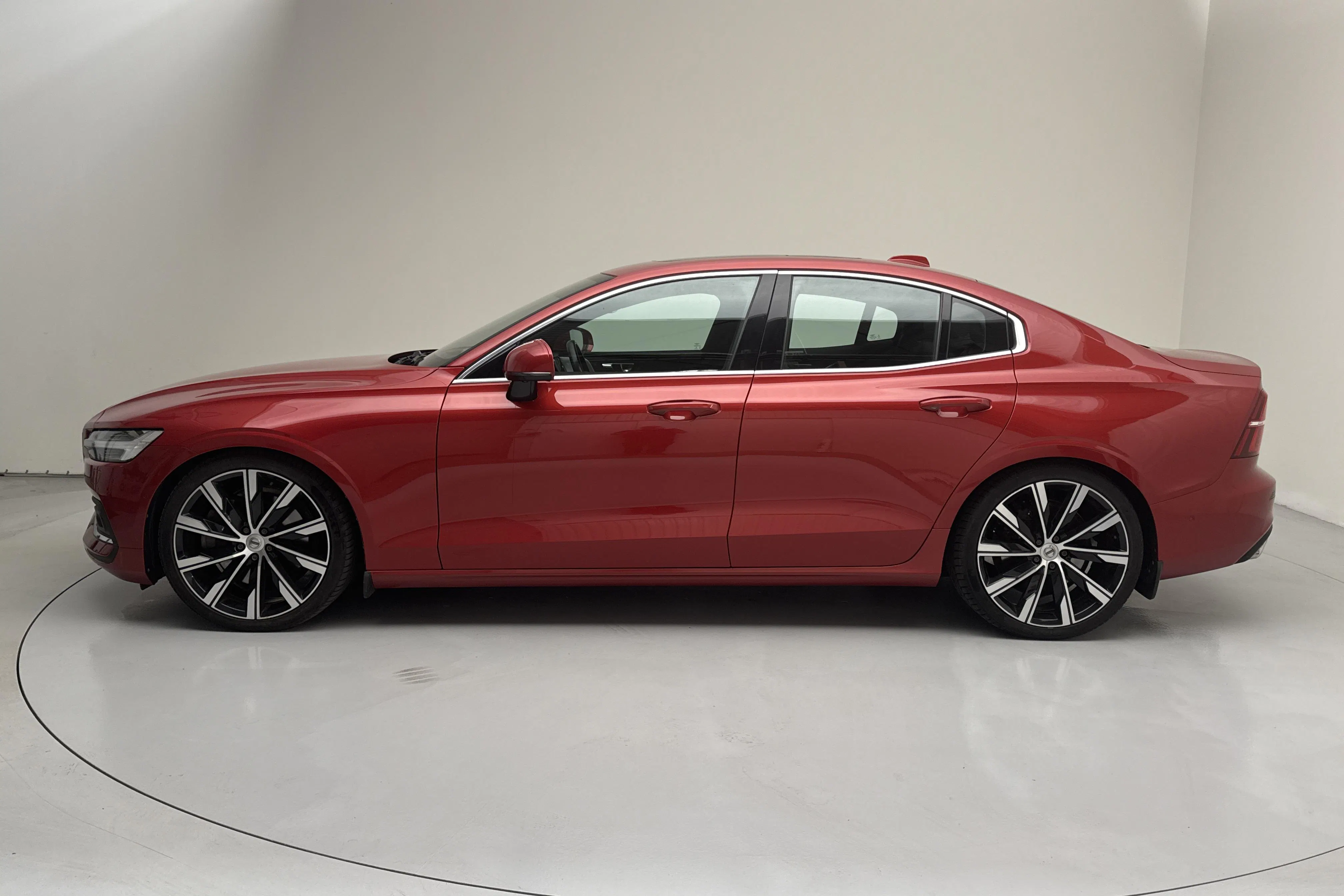 Presentationsfoto 2 av 18: Volvo S60 T5 AWD (250hk) - 6 999 mil - Automat - röd - 2020