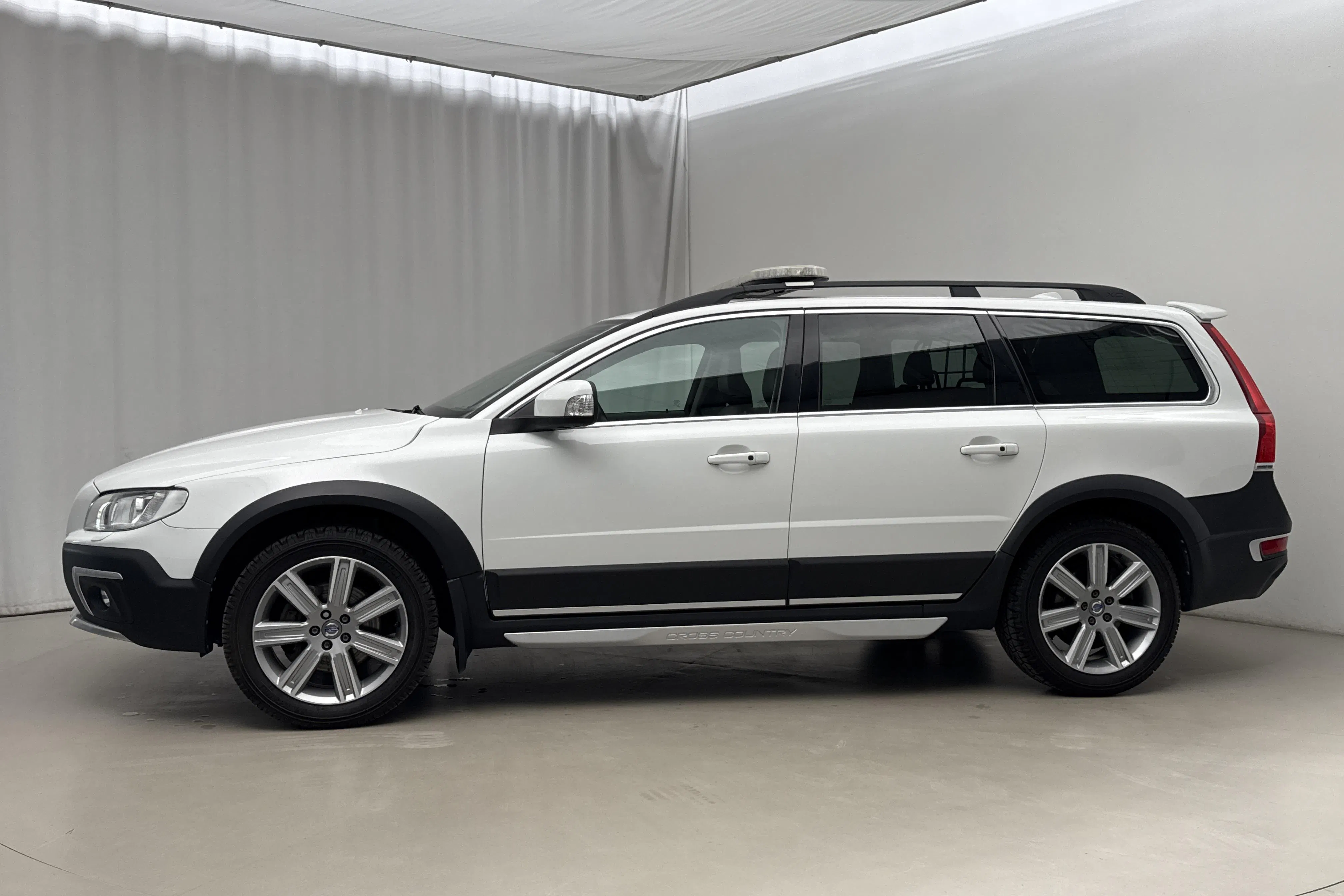 Presentationsfoto 2 av 19: Volvo XC70 II D4 AWD (181hk) - 10 505 mil - Automat - vit - 2016