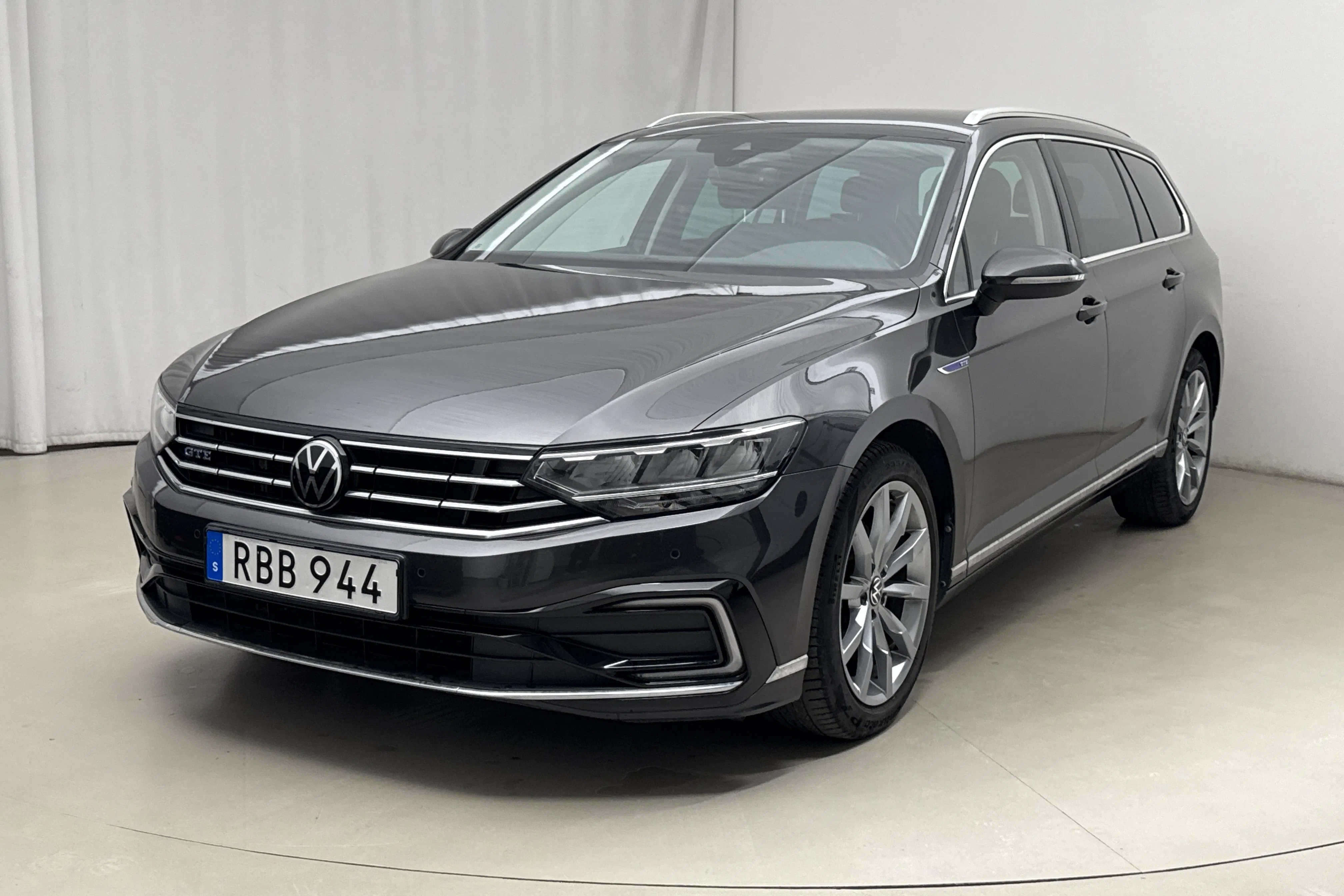 Presentation photo 1 of 21: VW Passat 1.4 GTE Sportscombi (218hk) - 6 080 Scandinavian mile - Automatic - dark grey - 2023