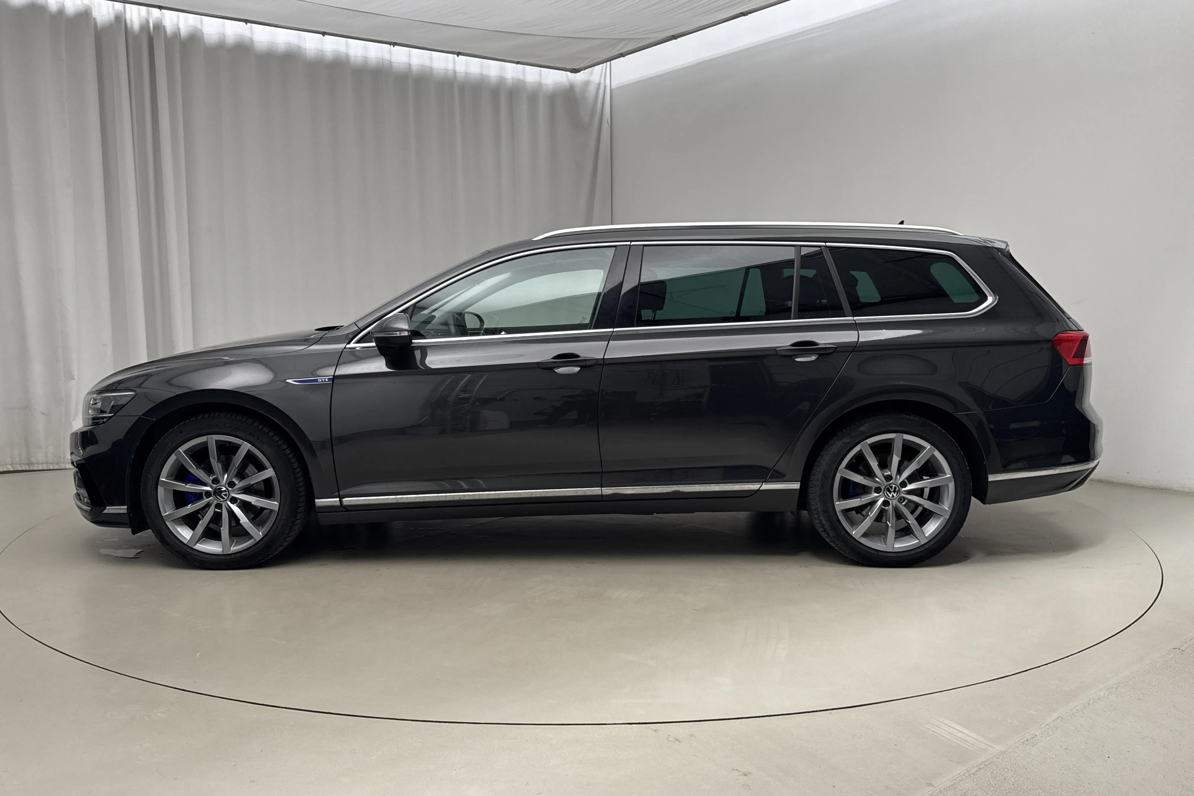 Presentation photo 2 of 21: VW Passat 1.4 GTE Sportscombi (218hk) - 6 080 Scandinavian mile - Automatic - dark grey - 2023