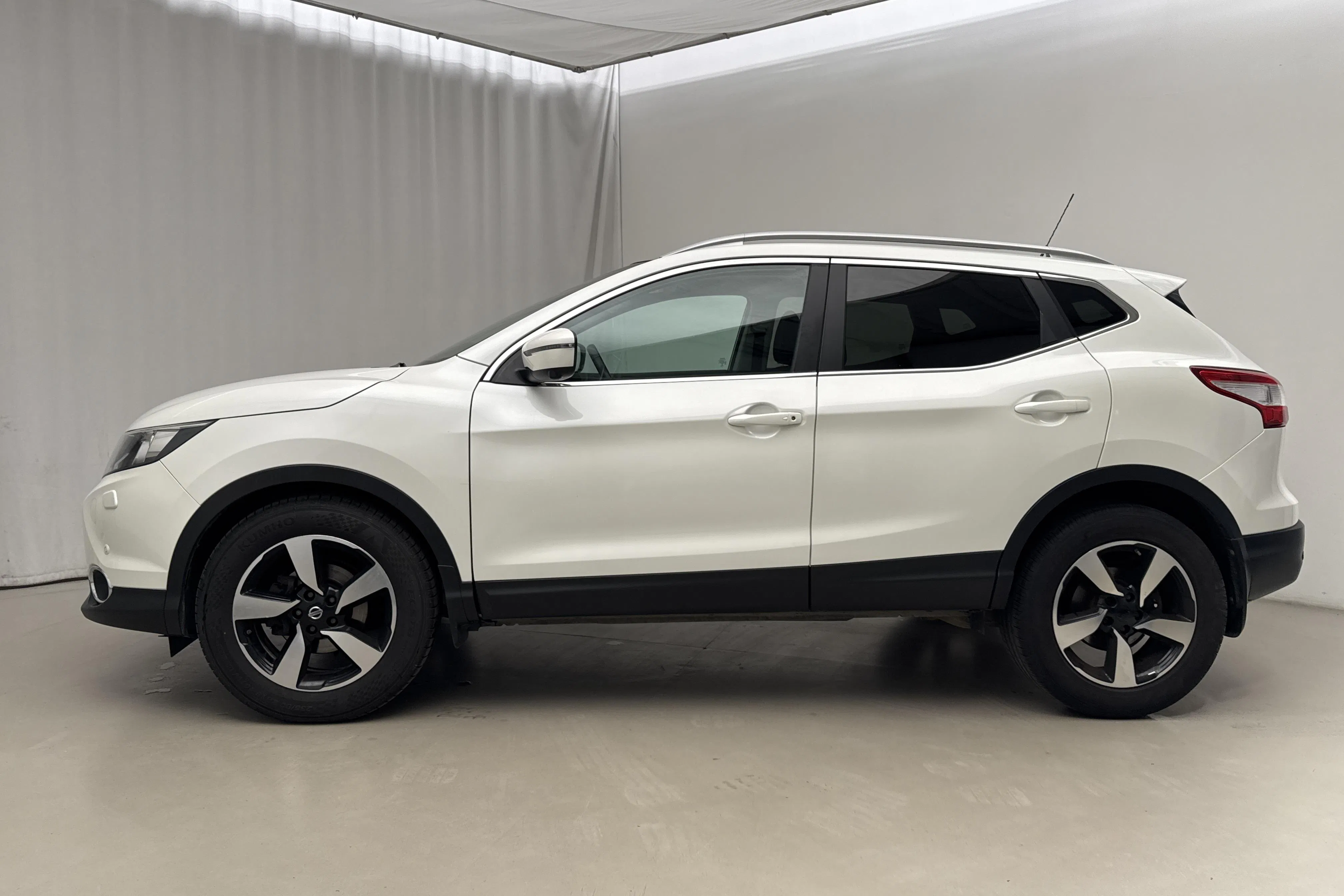 Presentationsfoto 2 av 18: Nissan Qashqai 1.2 (115hk) - 10 101 mil - Automat - vit - 2017