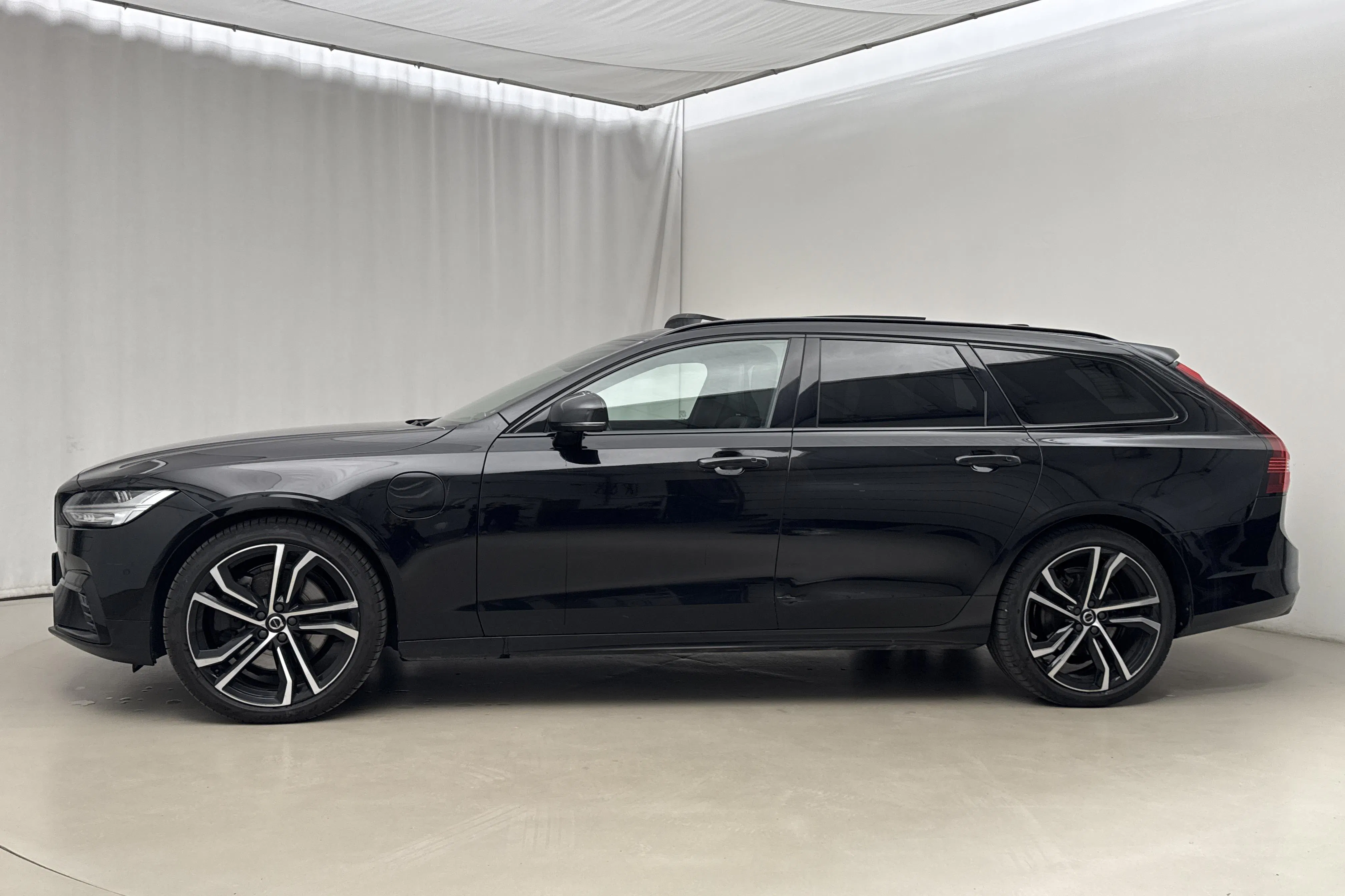 Presentationsfoto 2 av 26: Volvo V90 T8 AWD Twin Engine (390hk) - 10 625 mil - Automat - svart - 2022