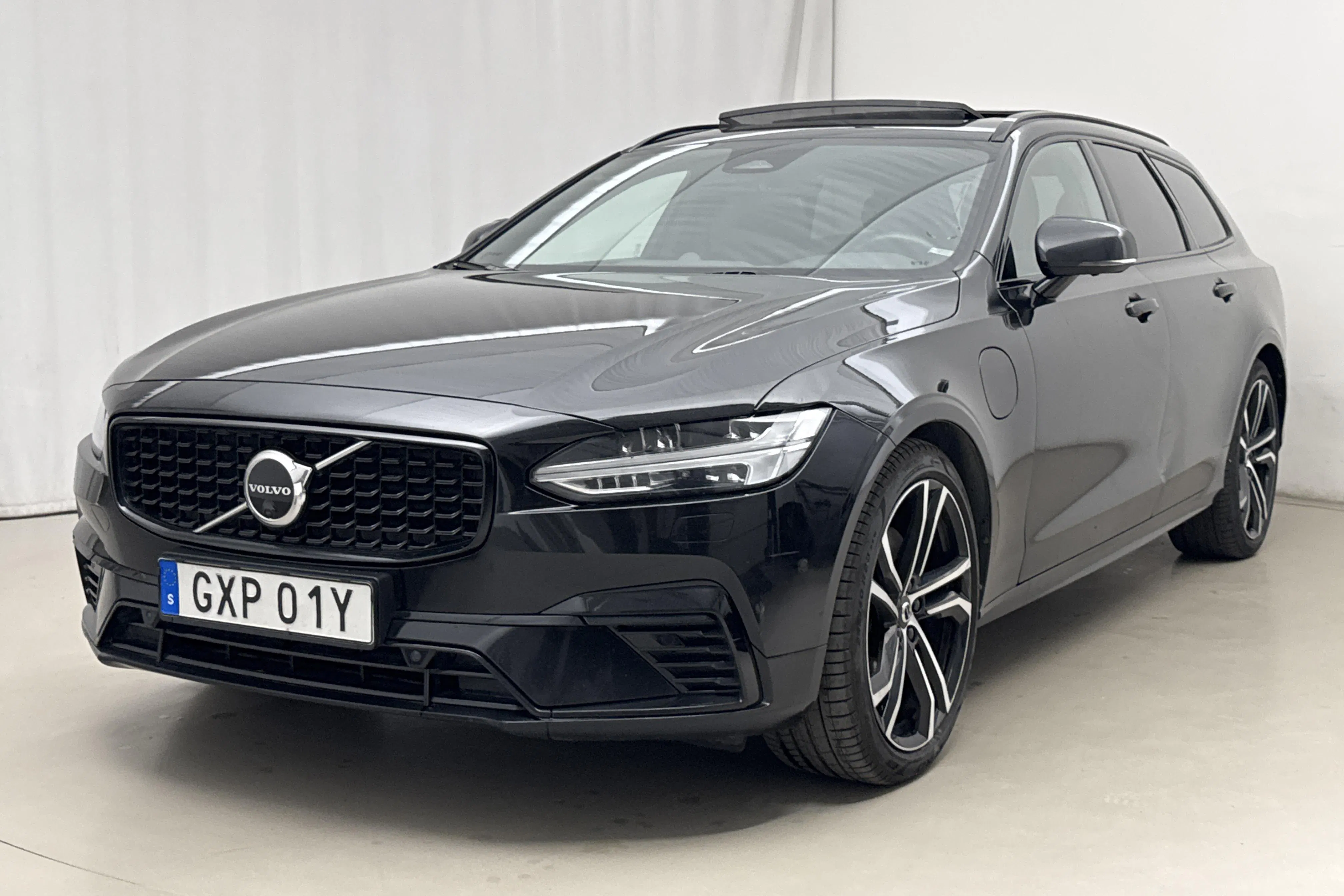 Presentationsfoto 1 av 26: Volvo V90 T8 AWD Twin Engine (390hk) - 10 625 mil - Automat - svart - 2022