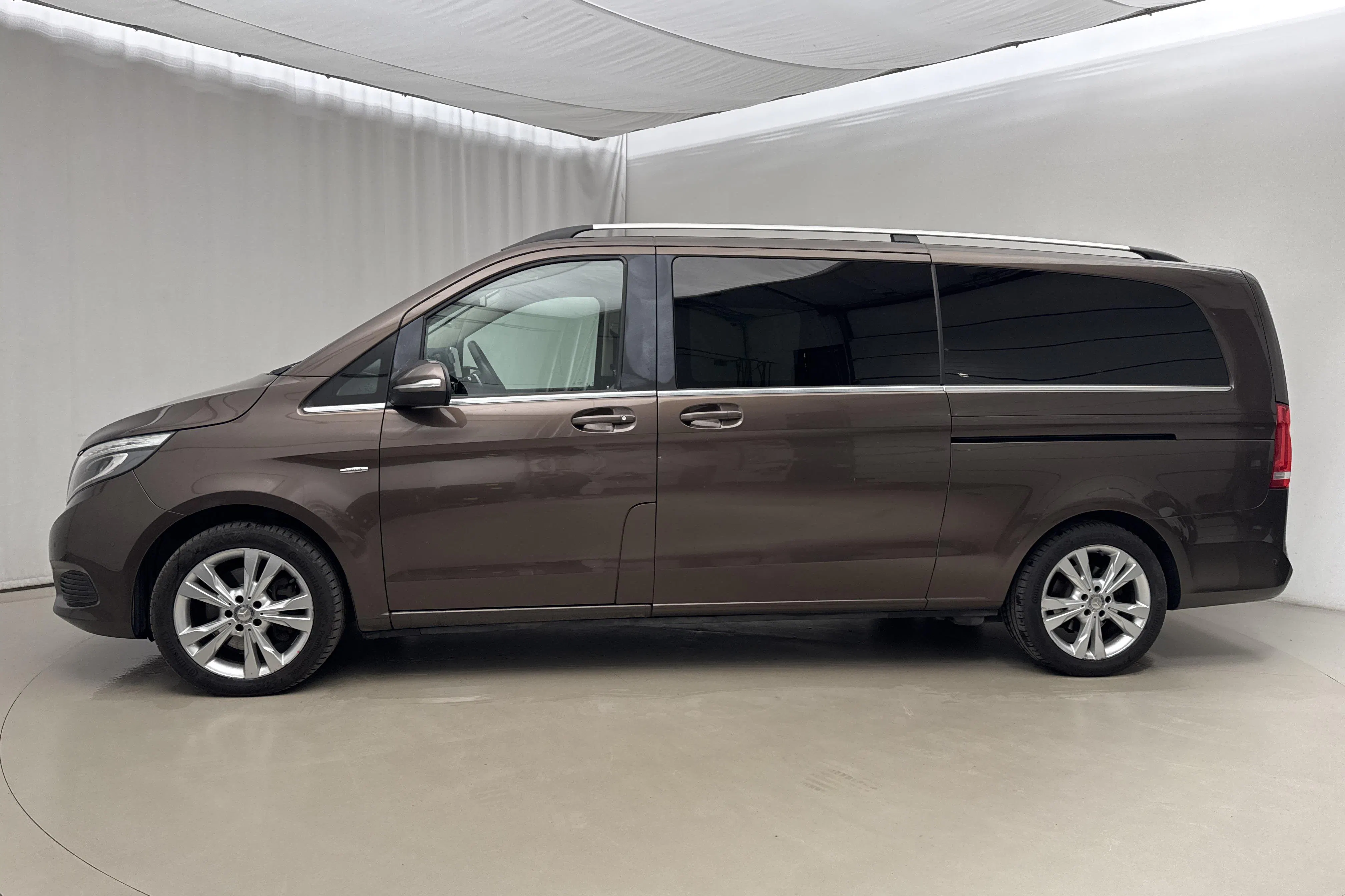 Presentationsfoto 2 av 18: Mercedes V 250 d 4MATIC W447 (190hk) - 19 841 mil - Automat - Light Brown - 2016