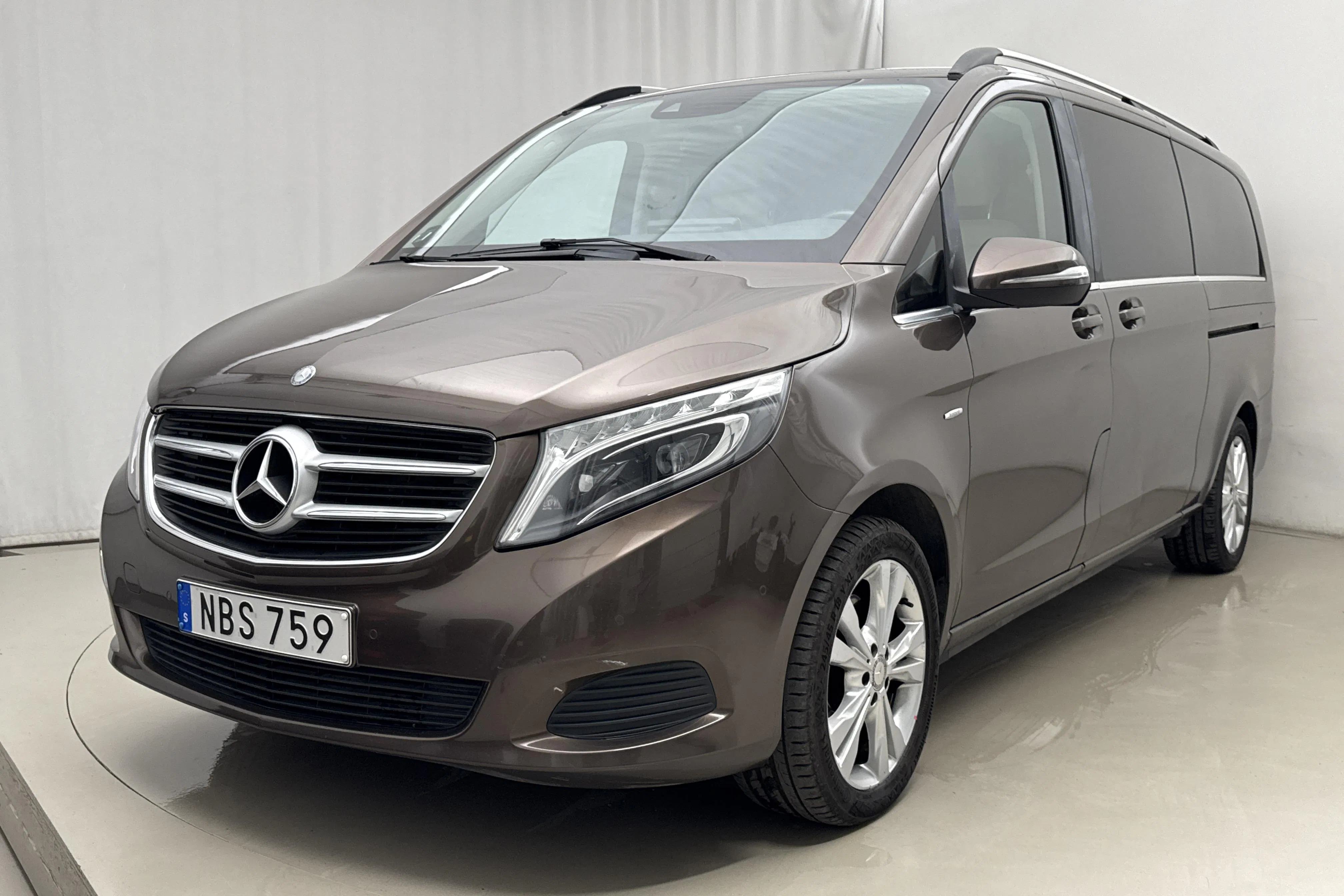 Presentationsfoto 1 av 18: Mercedes V 250 d 4MATIC W447 (190hk) - 19 841 mil - Automat - Light Brown - 2016