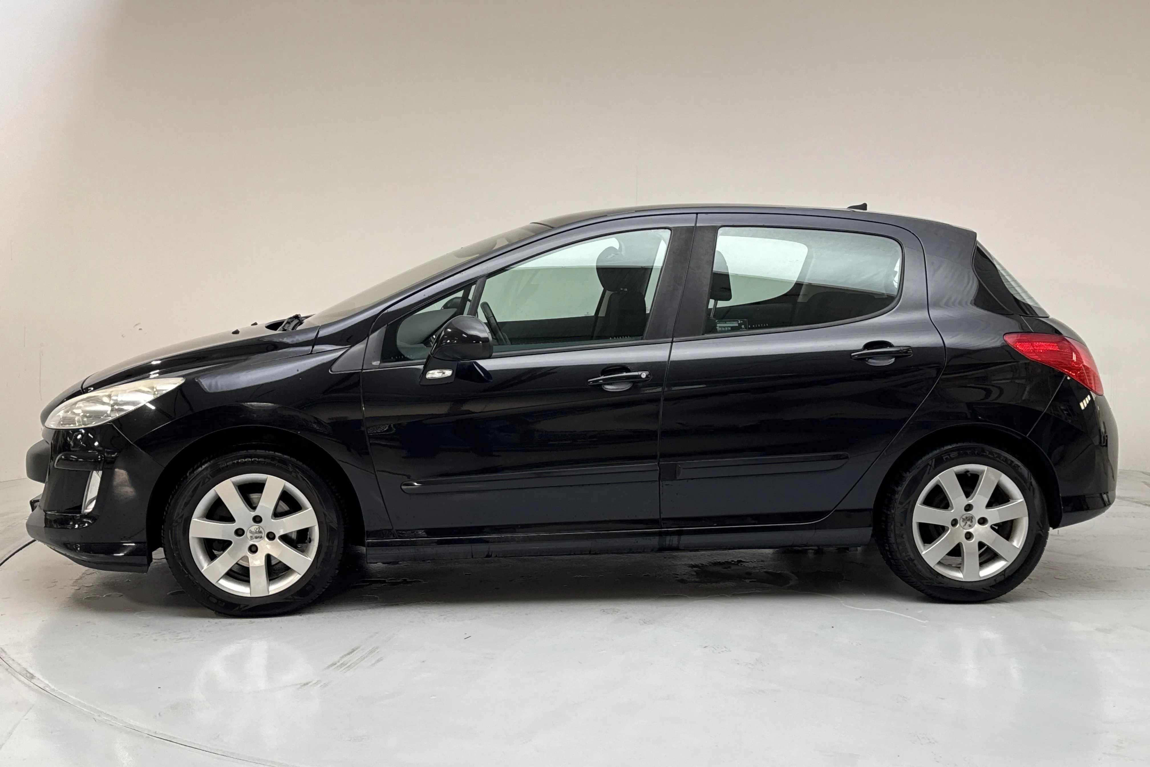Presentationsfoto 2 av 14: Peugeot 308 1.6 Turbo 5dr (150hk) - 17 308 mil - Manuell - svart - 2009