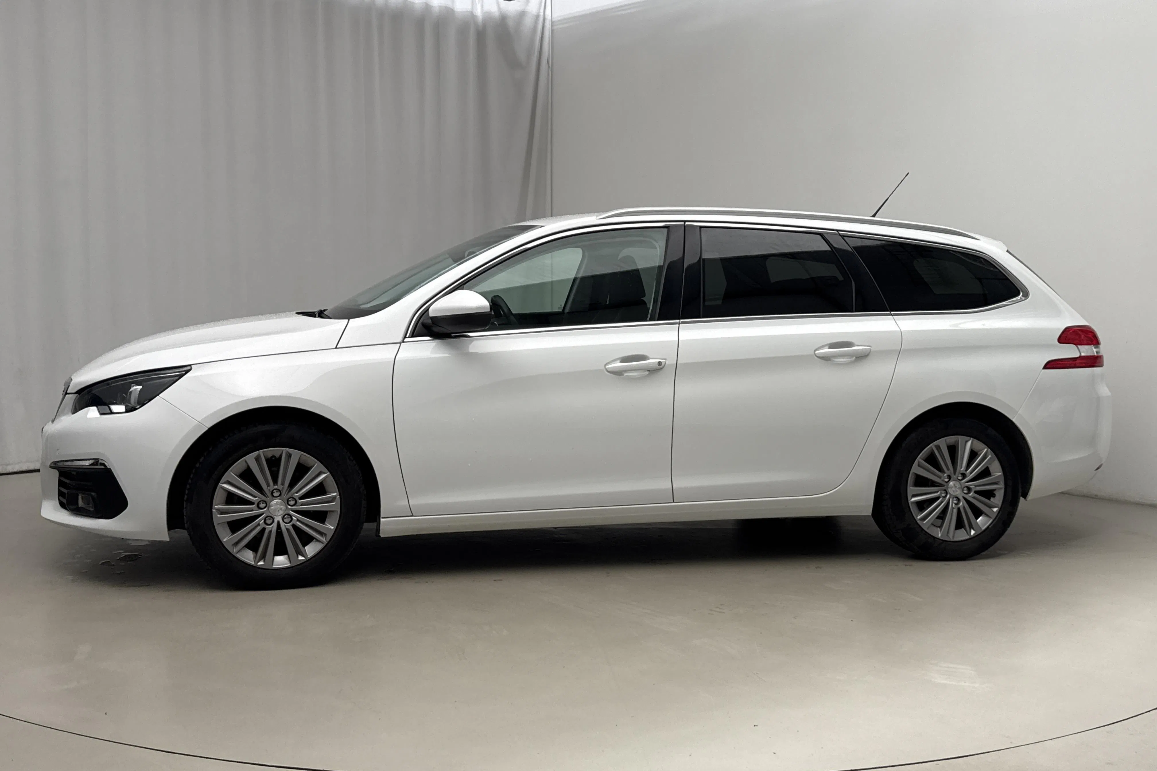 Presentationsfoto 2 av 18: Peugeot 308 SW PureTech (130hk) - 10 568 mil - Automat - vit - 2020