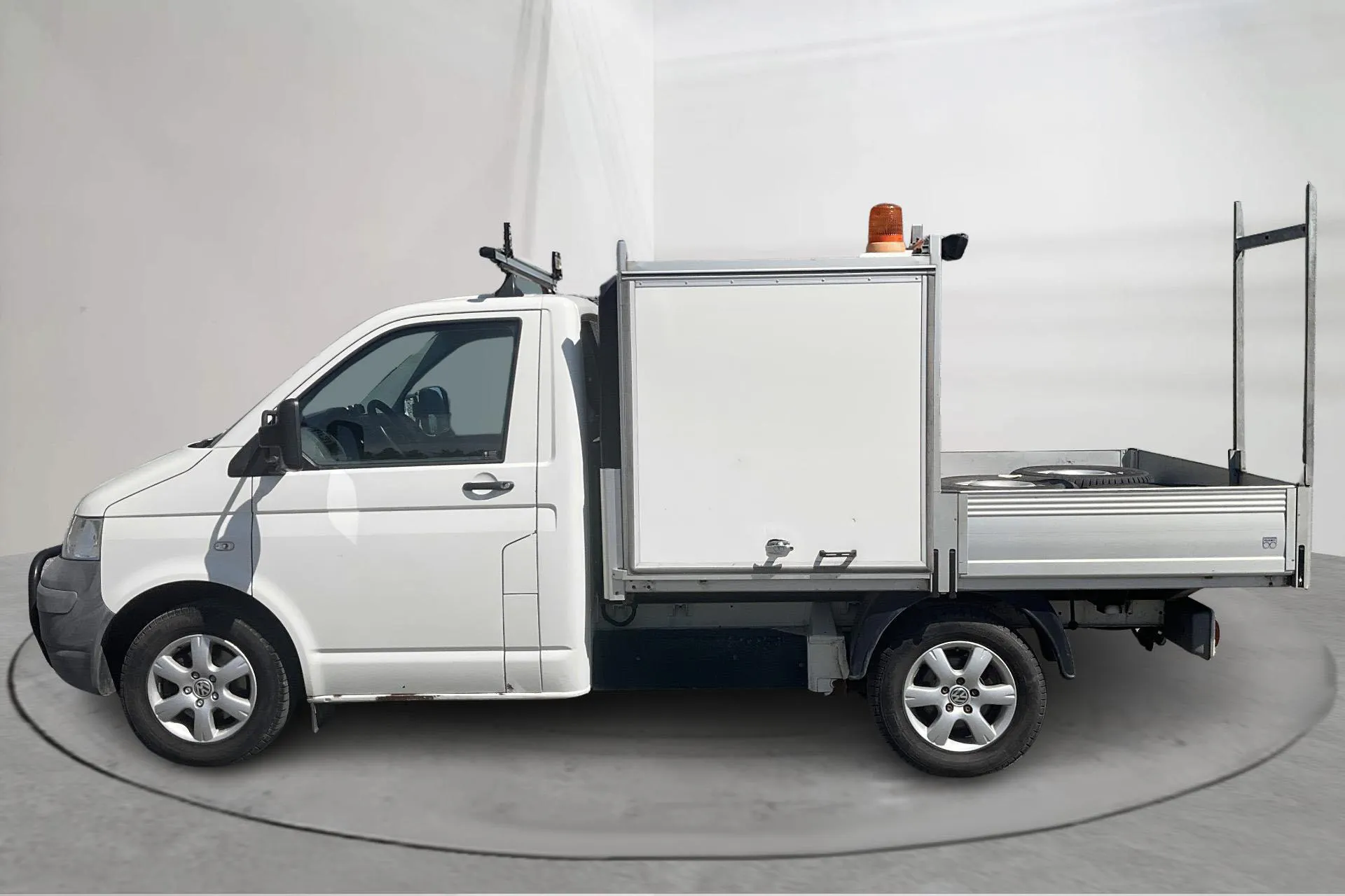 Presentationsfoto 2 av 13: VW Transporter T5 2.5 TDI Pickup 4-motion (130hk) - 13 837 mil - Manuell - vit - 2008