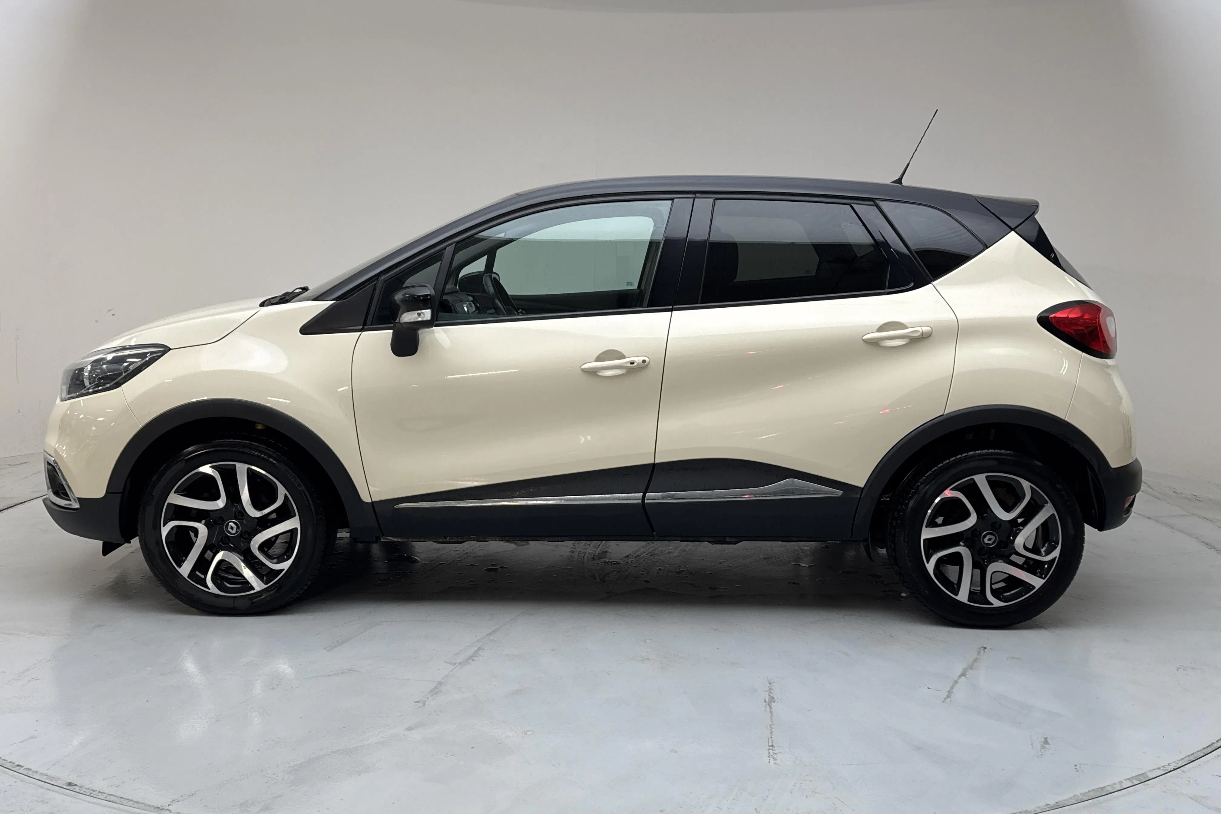 Presentationsfoto 2 av 14: Renault Captur 1.2 TCe (120hk) - 17 050 mil - Automat - 2017