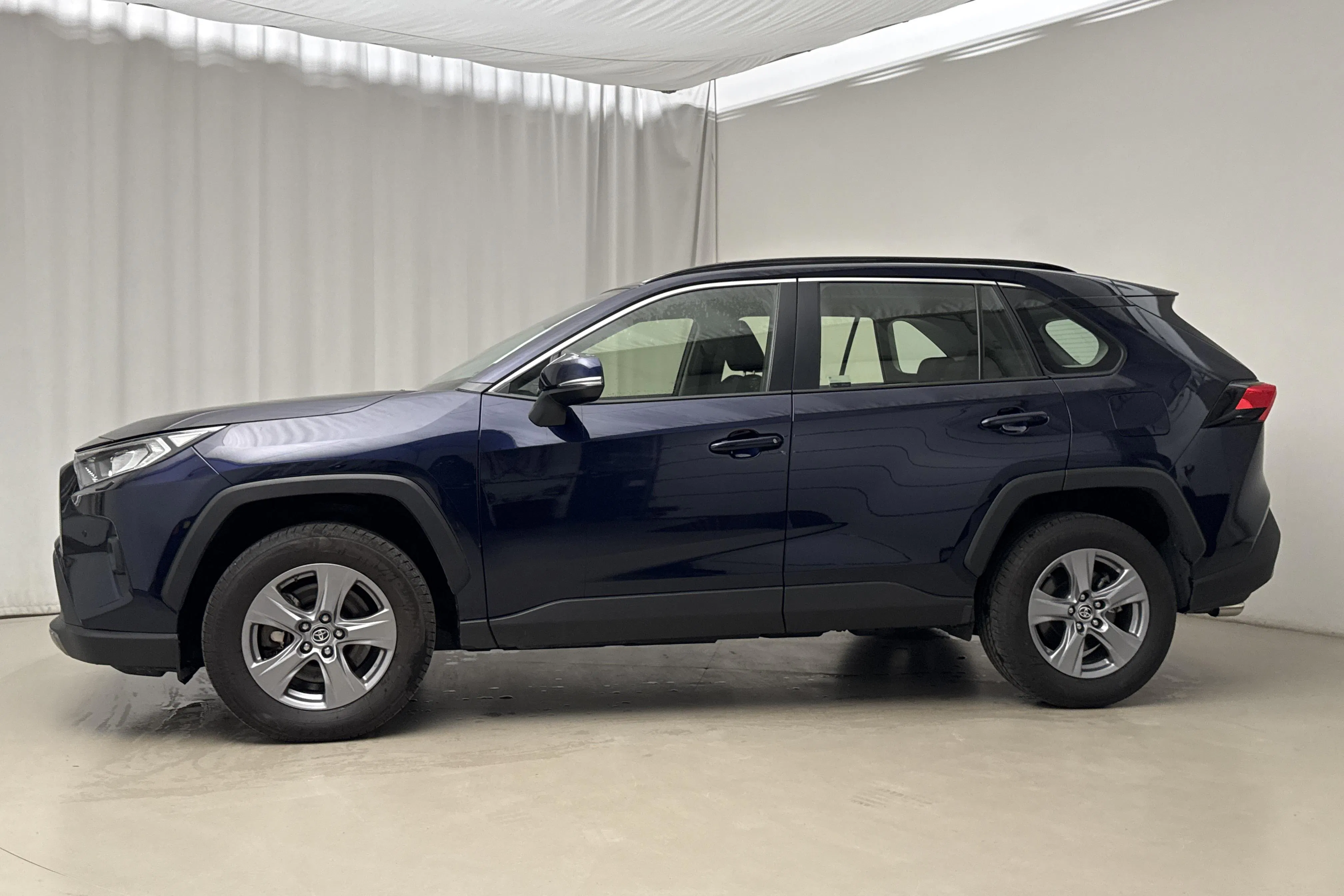 Presentation photo 2 of 16: Toyota RAV4 2.5 HSD AWD (222hk) - 6 339 Scandinavian mile - Automatic - dark blue - 2024