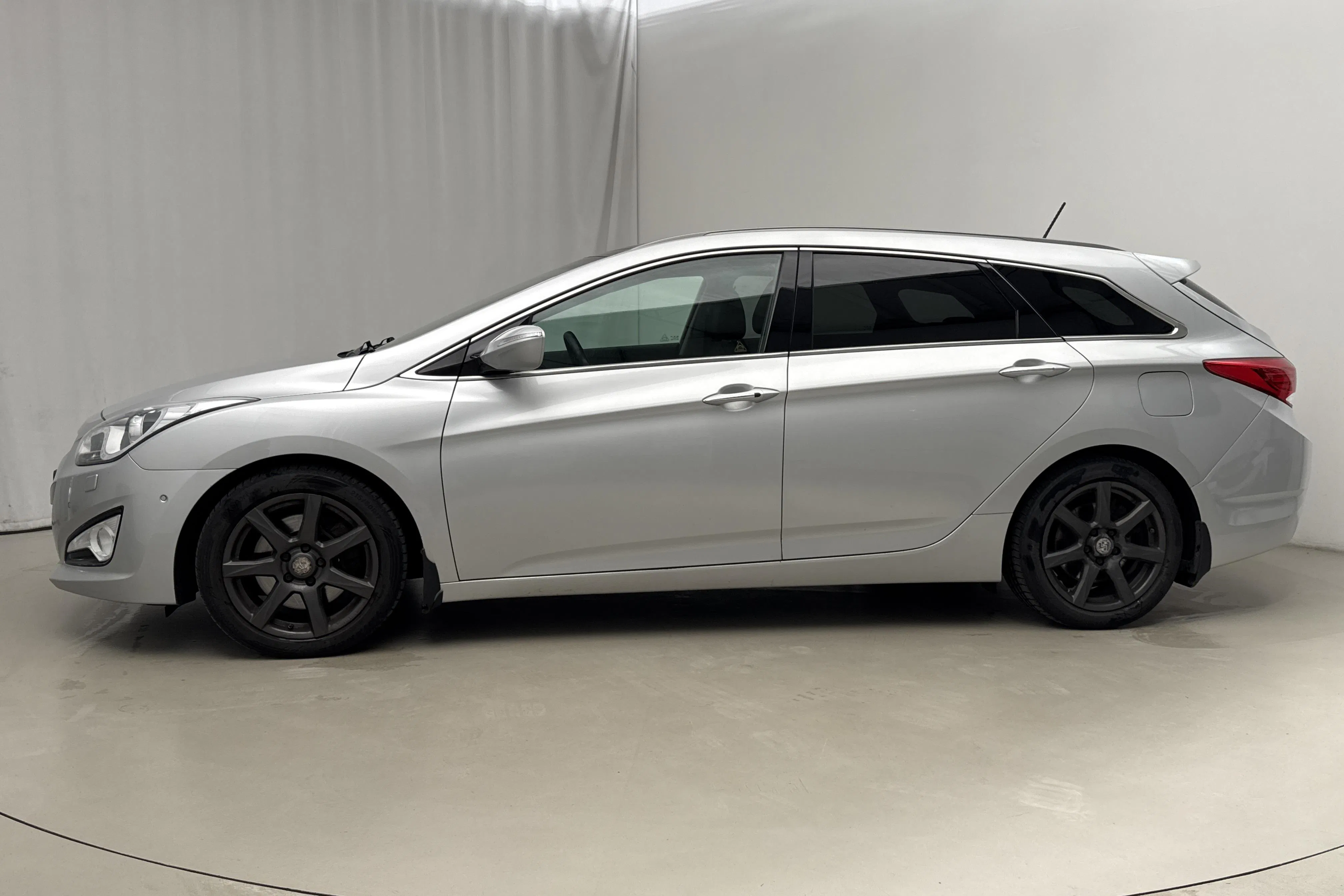 Presentationsfoto 2 av 20: Hyundai i40 2.0 Kombi (177hk) - 19 030 mil - Manuell - silver - 2012