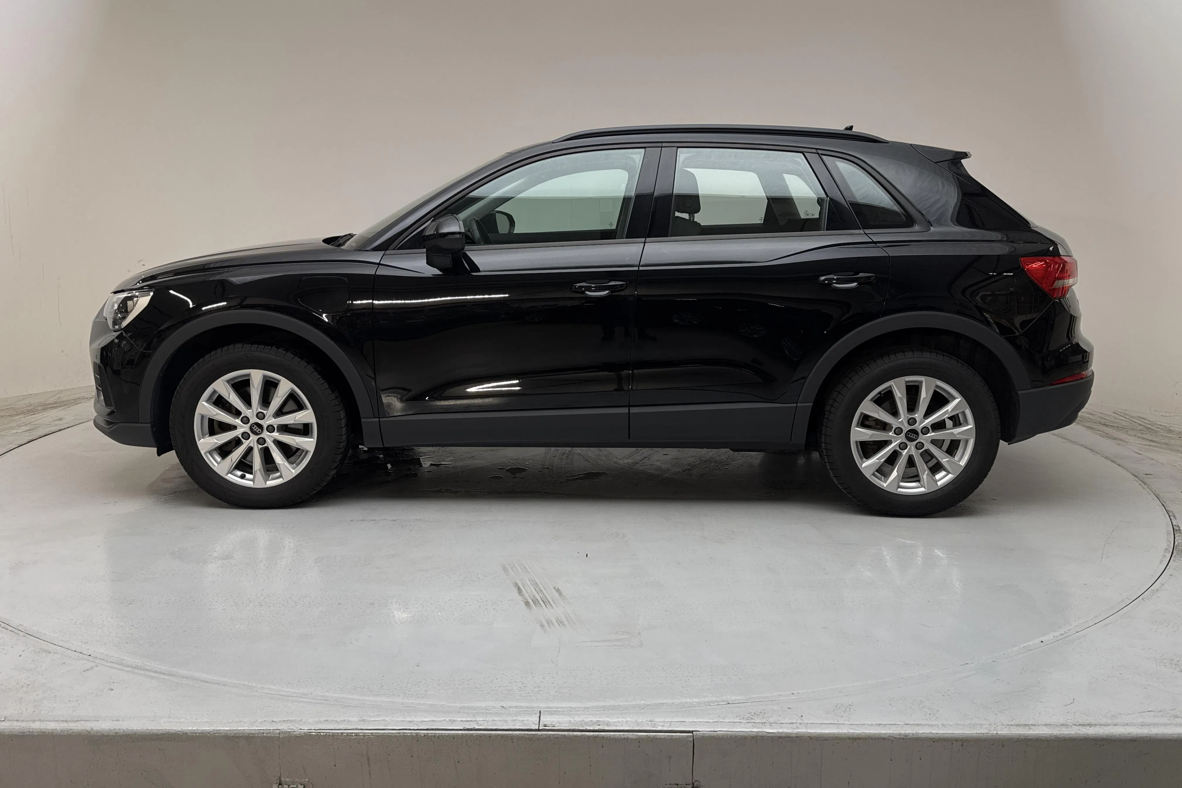 Presentationsfoto 2 av 20: Audi Q3 45 TFSI e (245hk) - 7 418 mil - Automat - svart - 2023